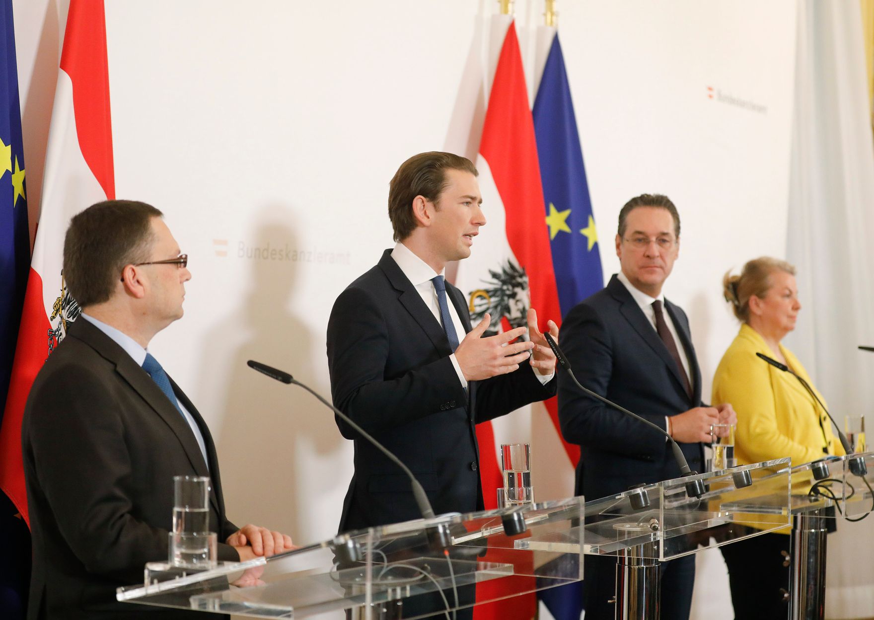 Bundeskanzler Sebastian Kurz (m.l.), Vizekanzler Heinz-Christian Strache (m.r.), Bundesministerin Beate Hartinger-Klein (r.) und &Ouml;VP-Sozialsprecher August W&ouml;ginger (l.) beim Pressefoyer nach dem Ministerrat am 13. M&auml;rz 2019.