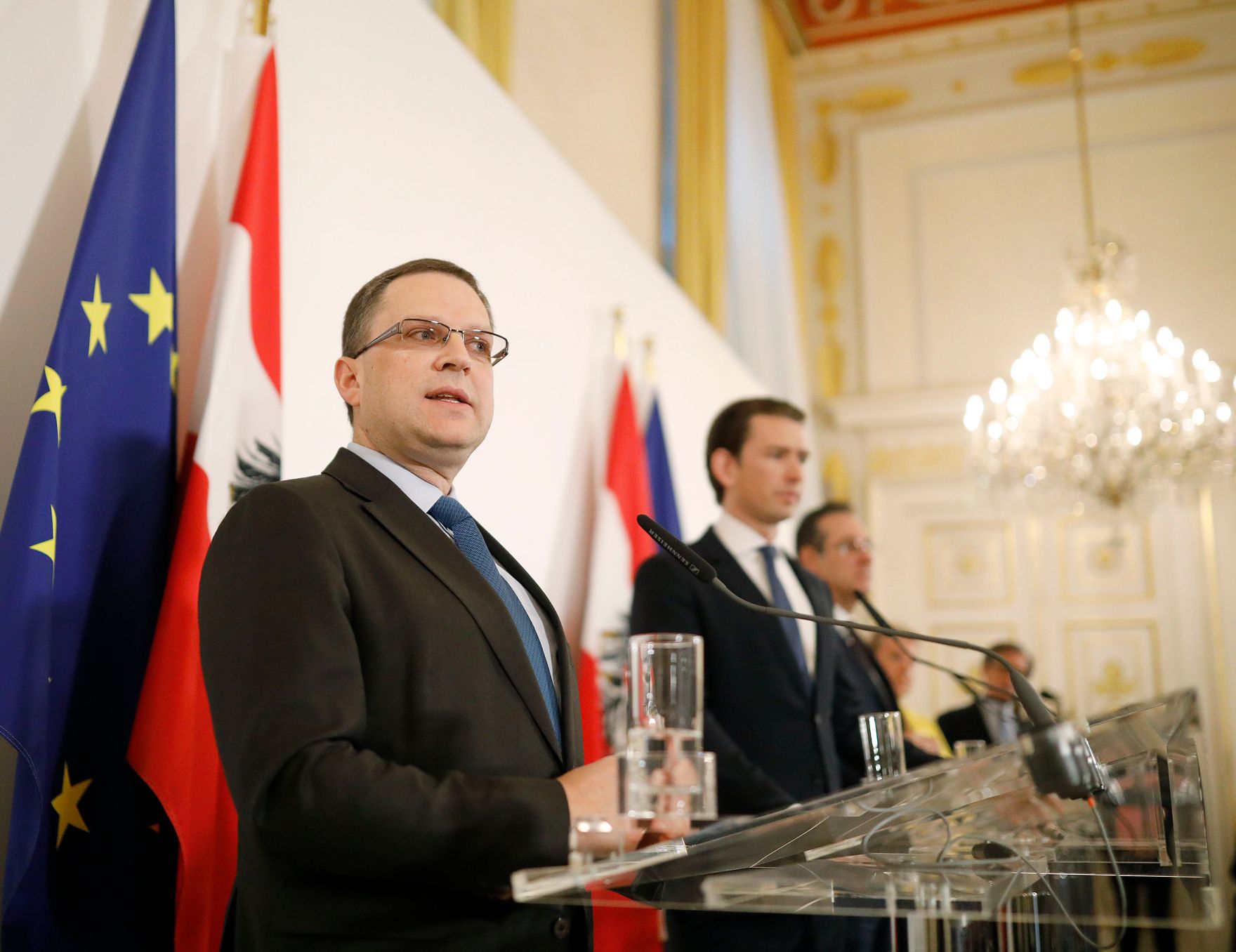 Bundeskanzler Sebastian Kurz (m.l.), Vizekanzler Heinz-Christian Strache (m.r.), Bundesministerin Beate Hartinger-Klein (r.) und &Ouml;VP-Sozialsprecher August W&ouml;ginger (l.) beim Pressefoyer nach dem Ministerrat am 13. M&auml;rz 2019.