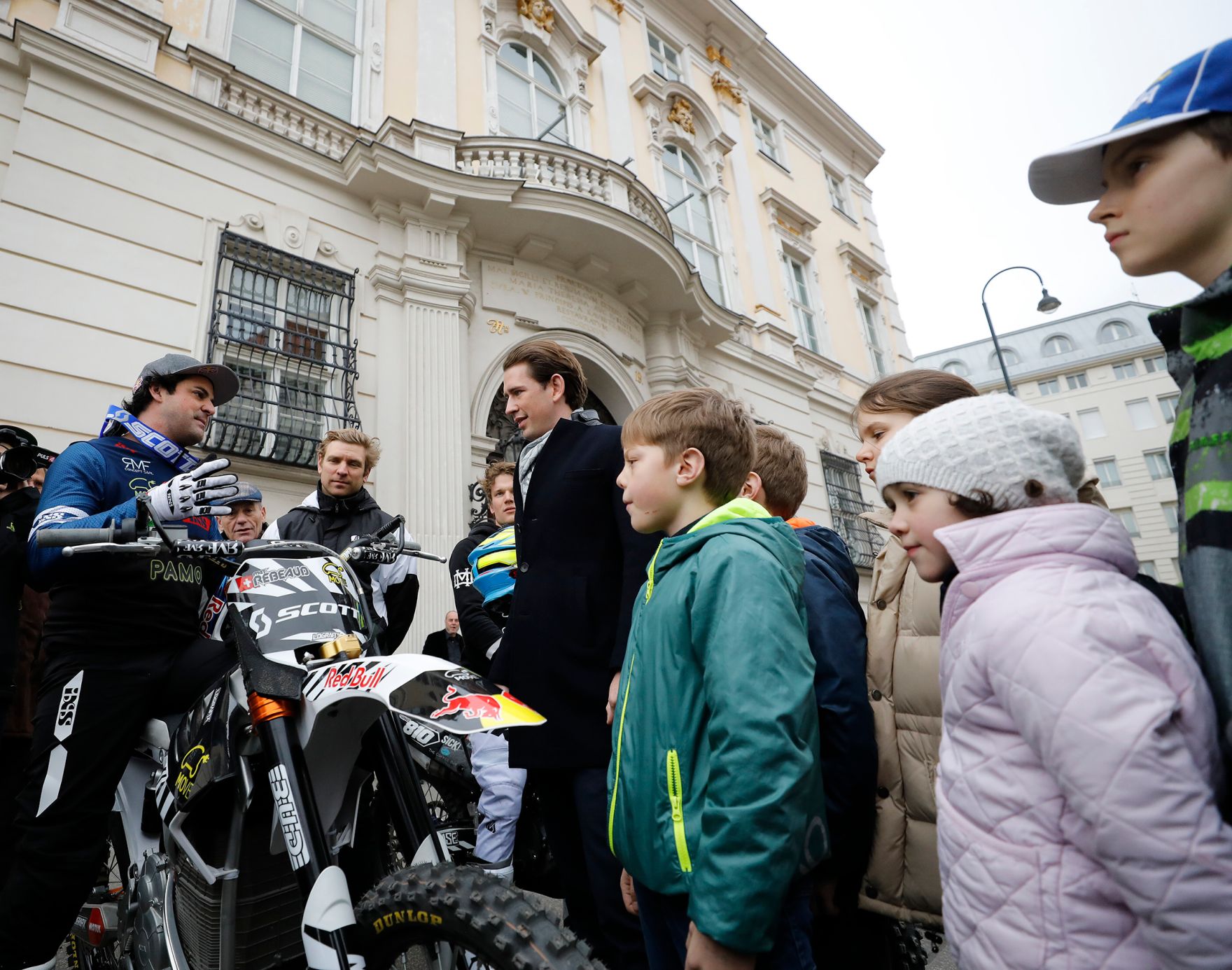 Am 14. M&auml;rz 2019 besuchte Masters of Dirt den Bundeskanzler Sebastian Kurz vor dem Bundeskanzleramt.