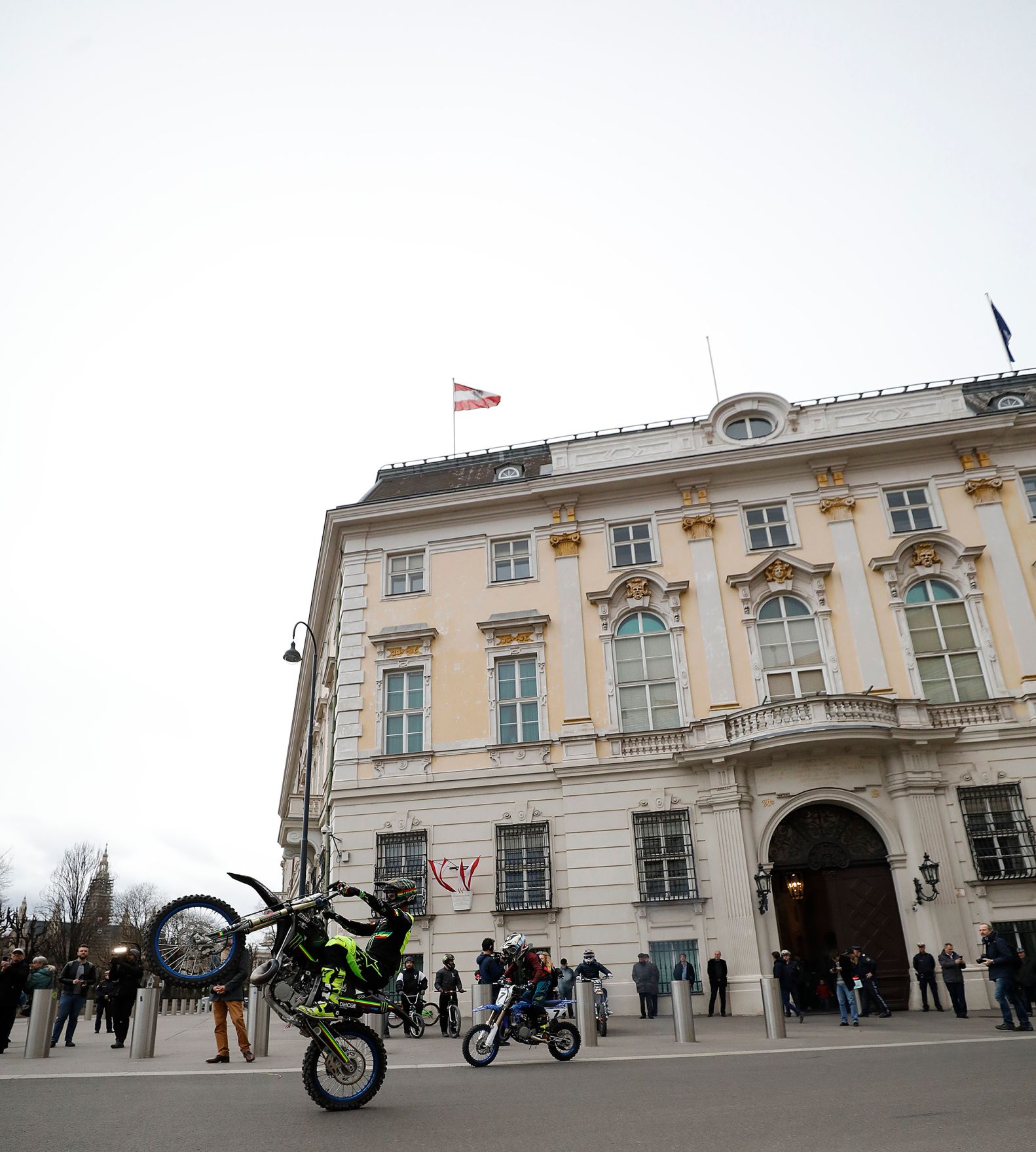 Am 14. M&auml;rz 2019 besuchte Masters of Dirt den Bundeskanzler Sebastian Kurz vor dem Bundeskanzleramt.