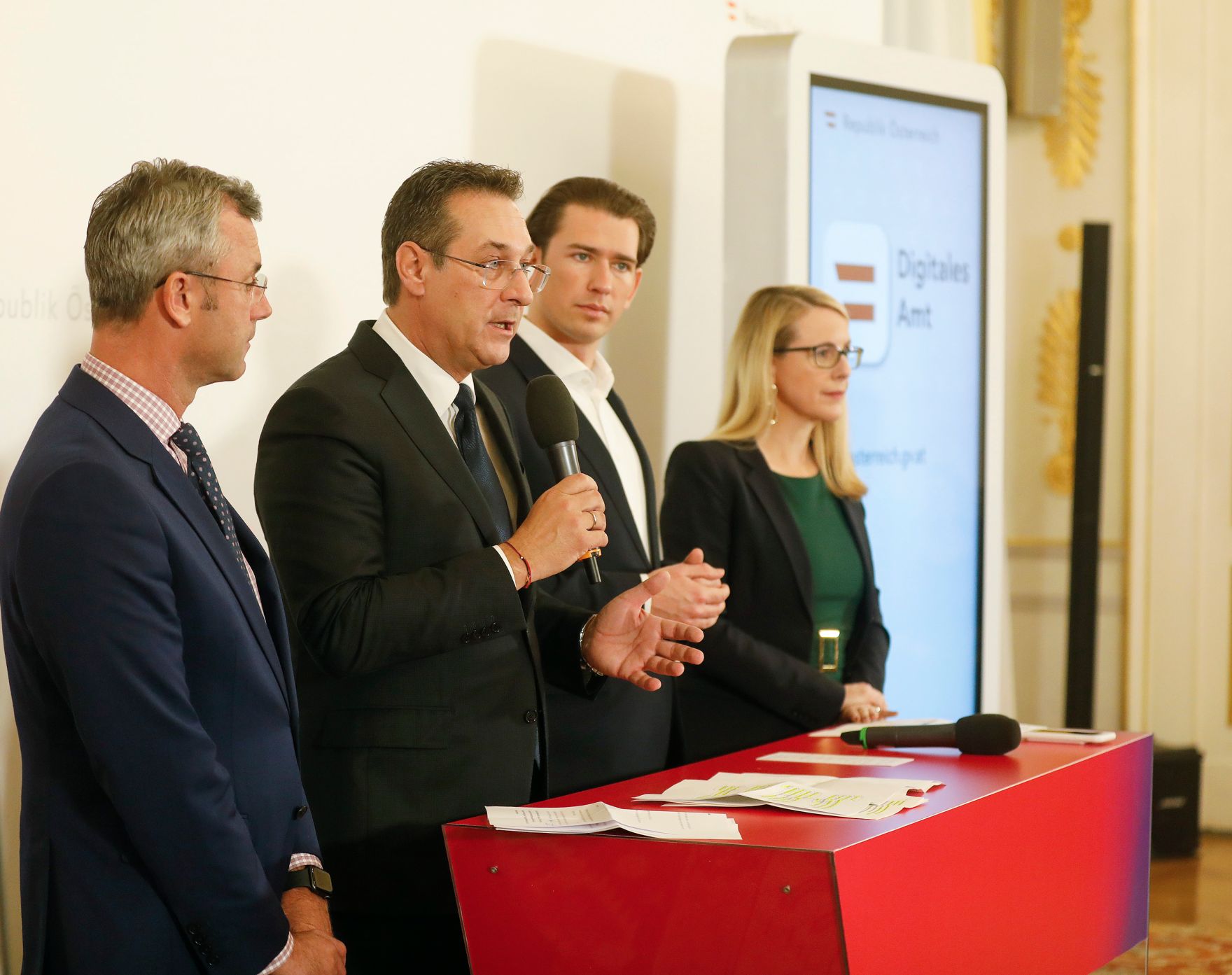 Am 19. M&auml;rz 2019 fand eine Pressekonferenz zum Thema "Digitales Amt" im Bundeskanzleramt statt. Im Bild (v.l.n.r) Bundesminister Norbert Hofer, Vizekanzler Heinz-Christian Strache, Bundeskanzler Sebastian Kurz und Bundesministerin Margarete Schramb&ouml;ck.