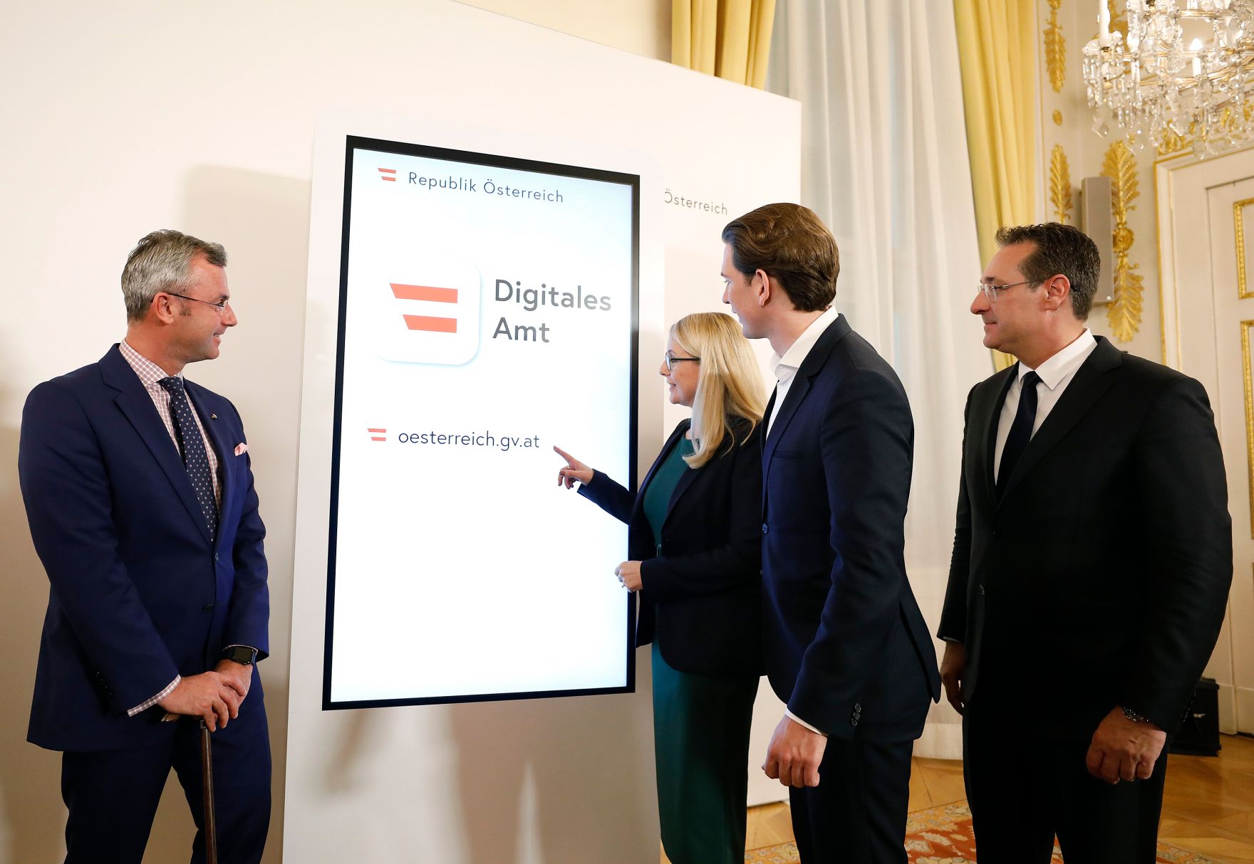 Am 19. M&auml;rz 2019 fand eine Pressekonferenz zum Thema "Digitales Amt" im Bundeskanzleramt statt. Im Bild (v.l.n.r) Bundesminister Norbert Hofer, Bundesministerin Margarete, Bundeskanzler Sebastian Kurz und Schramb&ouml;ckVizekanzler Heinz-Christian Strache.