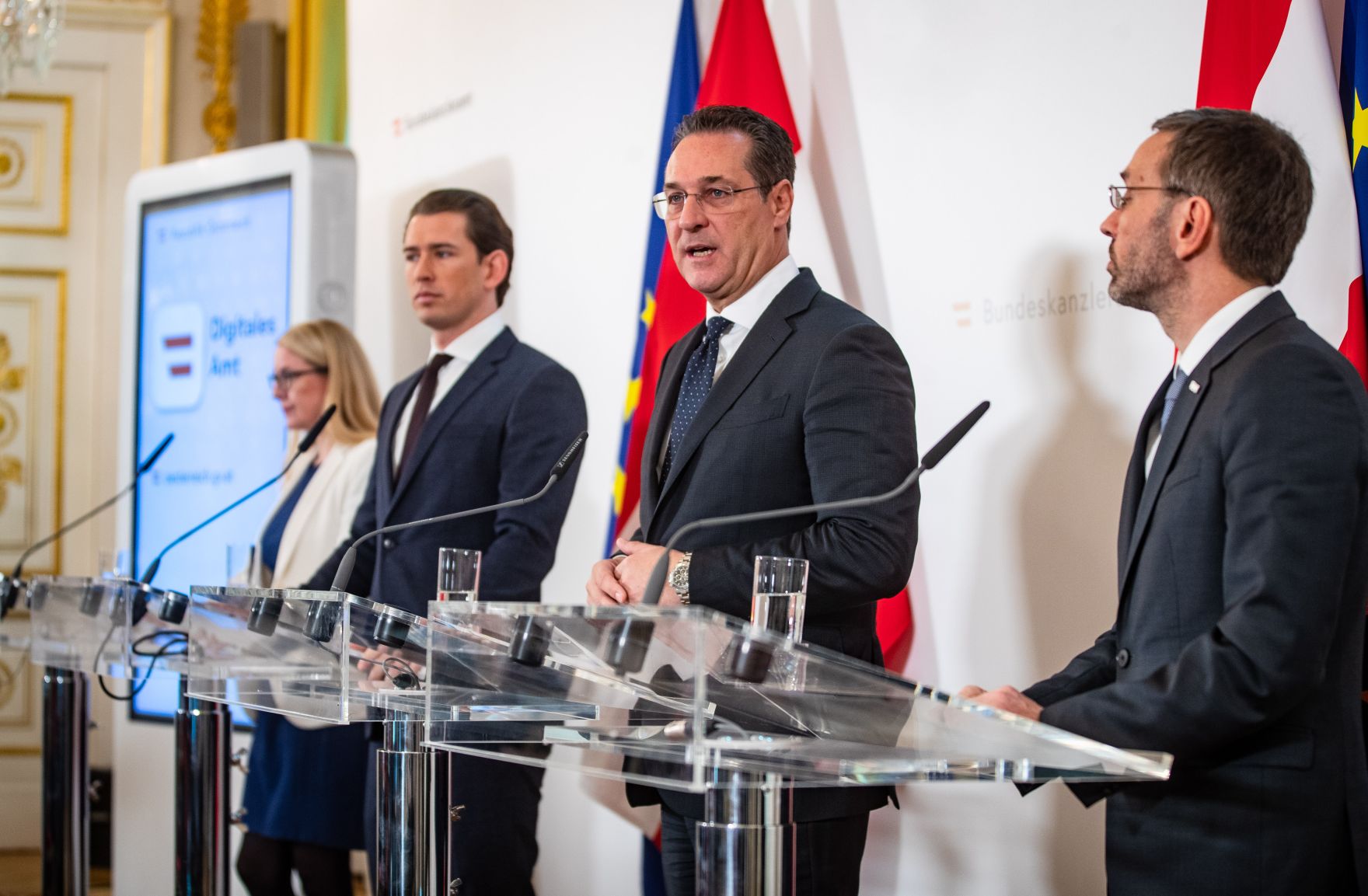 Bundeskanzler Sebastian Kurz (2.v.l.), Vizekanzler Heinz-Christian Strache (3.v.l.), Bundesministerin Margarete Schramb&ouml;ck (l.) und Bundesminister Herbert Kickl (4.v.l.) beim Pressefoyer nach dem Ministerrat am 20. M&auml;rz 2019.
