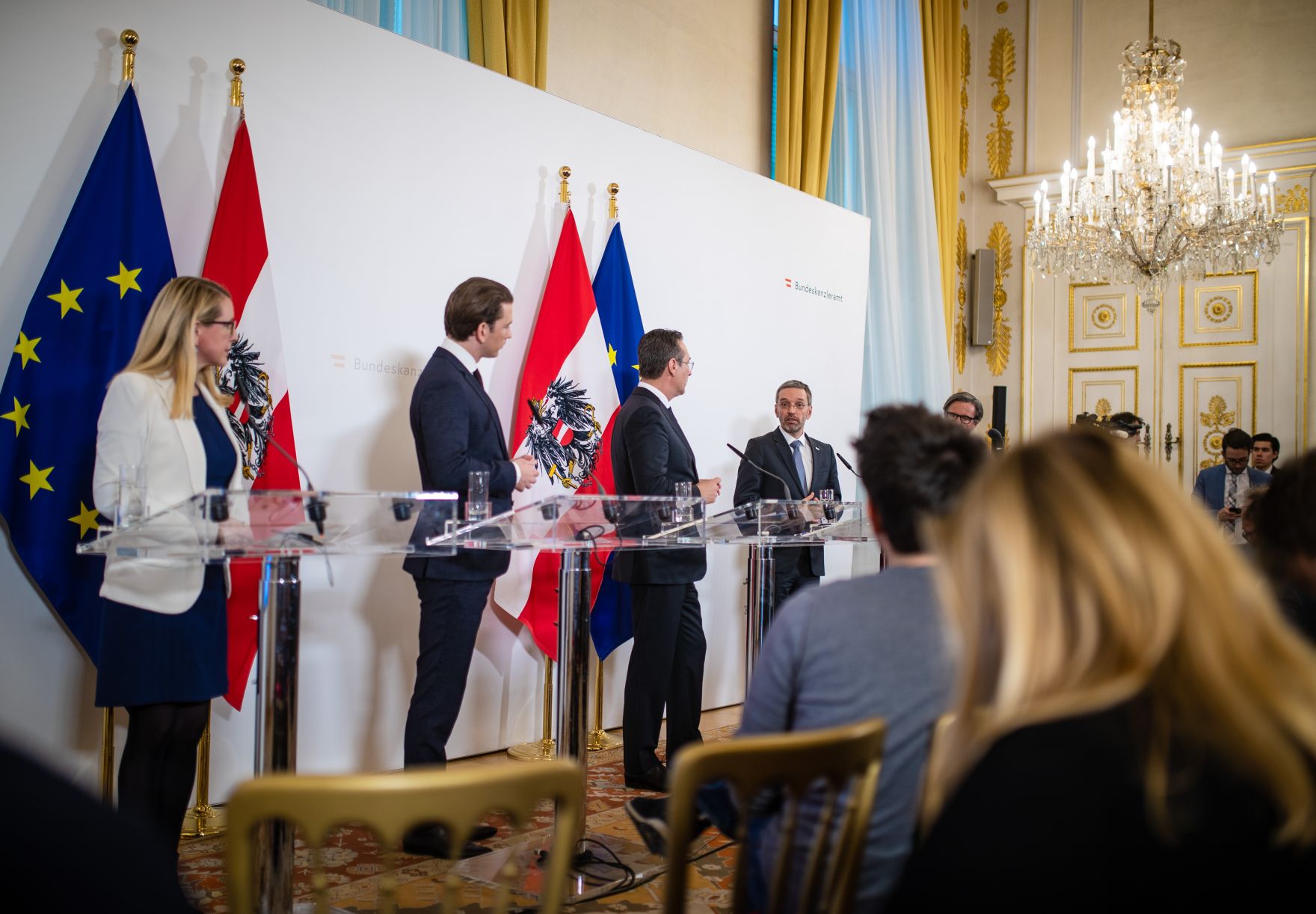 Bundeskanzler Sebastian Kurz (2.v.l.), Vizekanzler Heinz-Christian Strache (3.v.l.), Bundesministerin Margarete Schramb&ouml;ck (l.) und Bundesminister Herbert Kickl (4.v.l.) beim Pressefoyer nach dem Ministerrat am 20. M&auml;rz 2019.