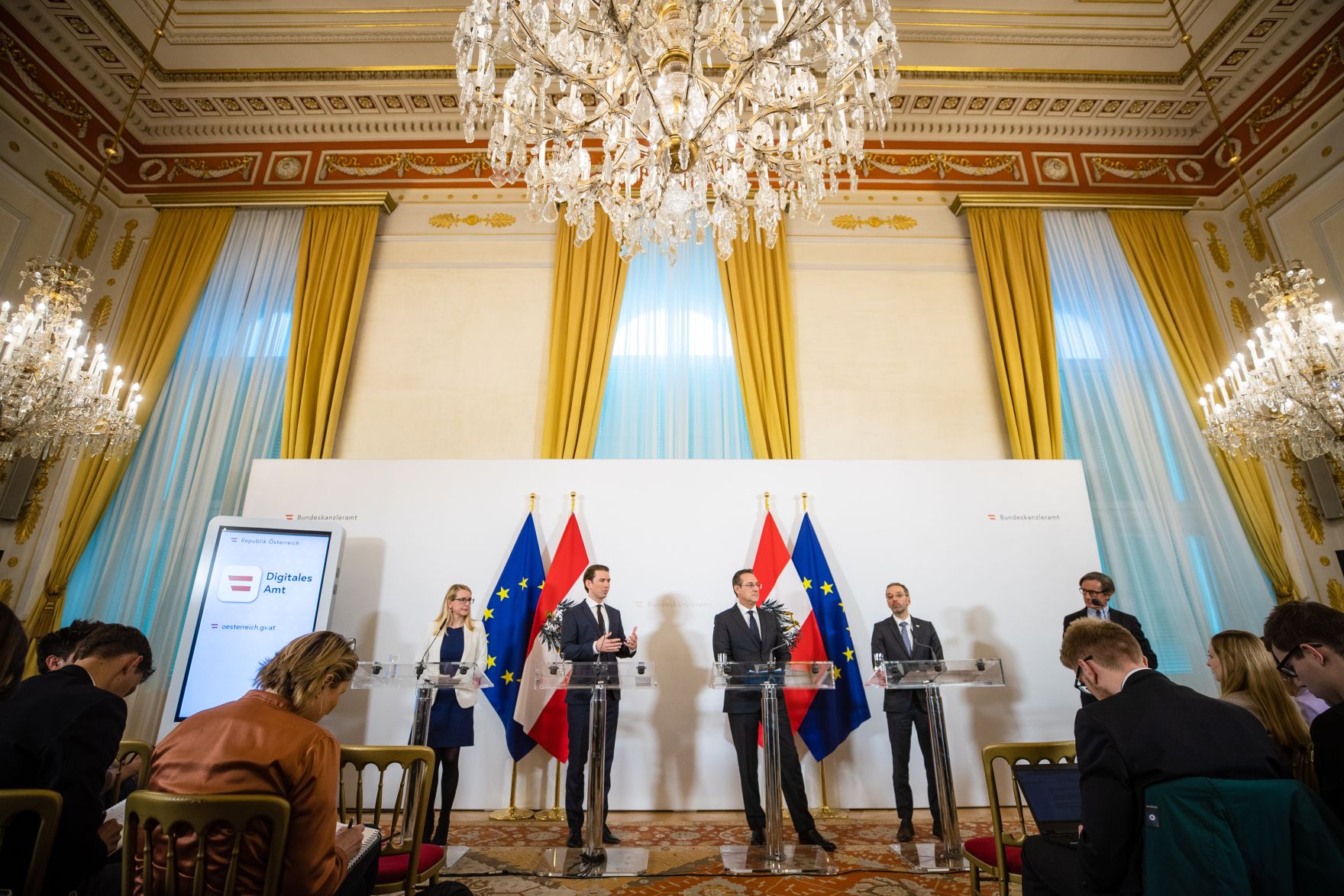 Bundeskanzler Sebastian Kurz (2.v.l.), Vizekanzler Heinz-Christian Strache (3.v.l.), Bundesministerin Margarete Schramb&ouml;ck (l.) und Bundesminister Herbert Kickl (4.v.l.) beim Pressefoyer nach dem Ministerrat am 20. M&auml;rz 2019.