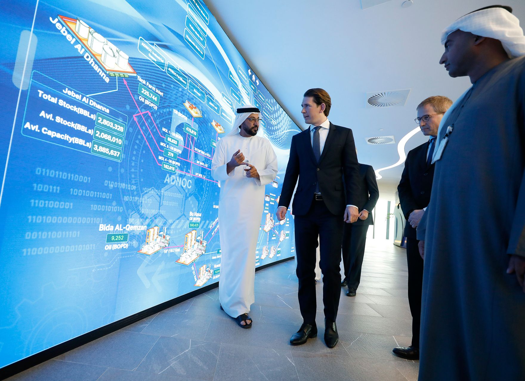 Am 23. M&auml;rz 2019 fand die Arbeitsreise von Bundeskanzler Sebastian Kurz (2.v.l.) in den Vereinigten Arabischen Emiraten statt. Im Bild mit Sultan al Jaber (l.), CEO ADNOC.