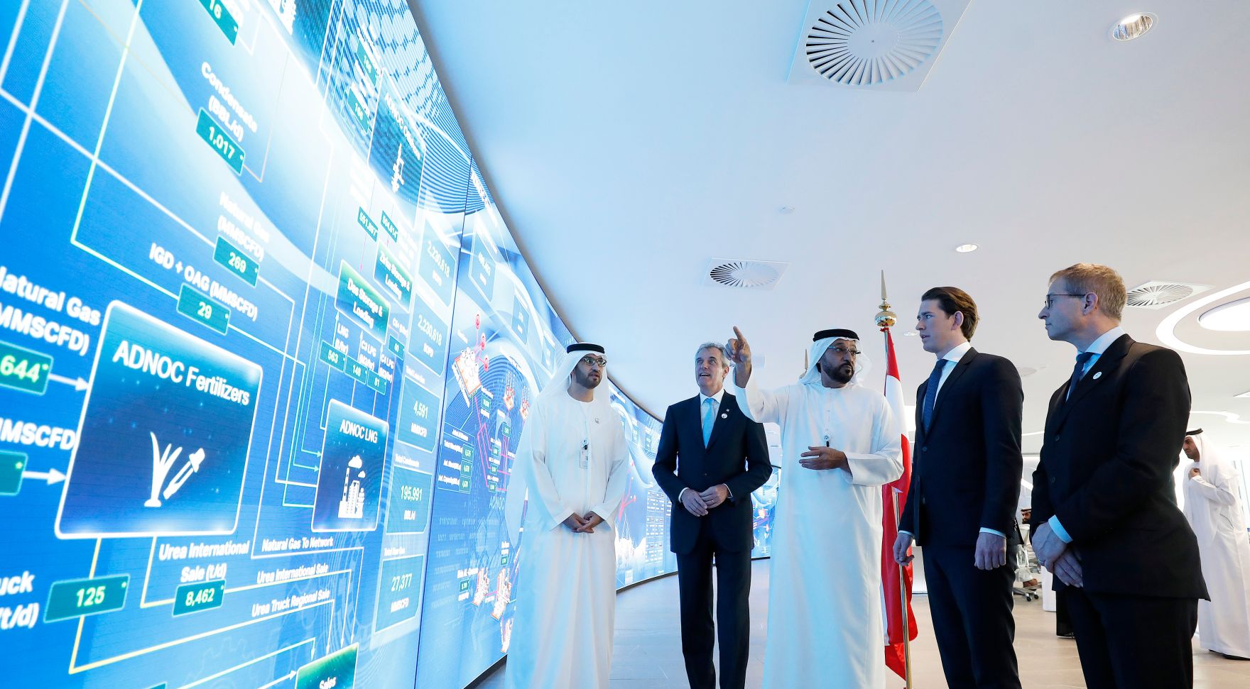 Am 23. M&auml;rz 2019 fand die Arbeitsreise von Bundeskanzler Sebastian Kurz (m.r.) in den Vereinigten Arabischen Emiraten statt. Im Bild mit Sultan al Jaber (m.), CEO ADNOC.