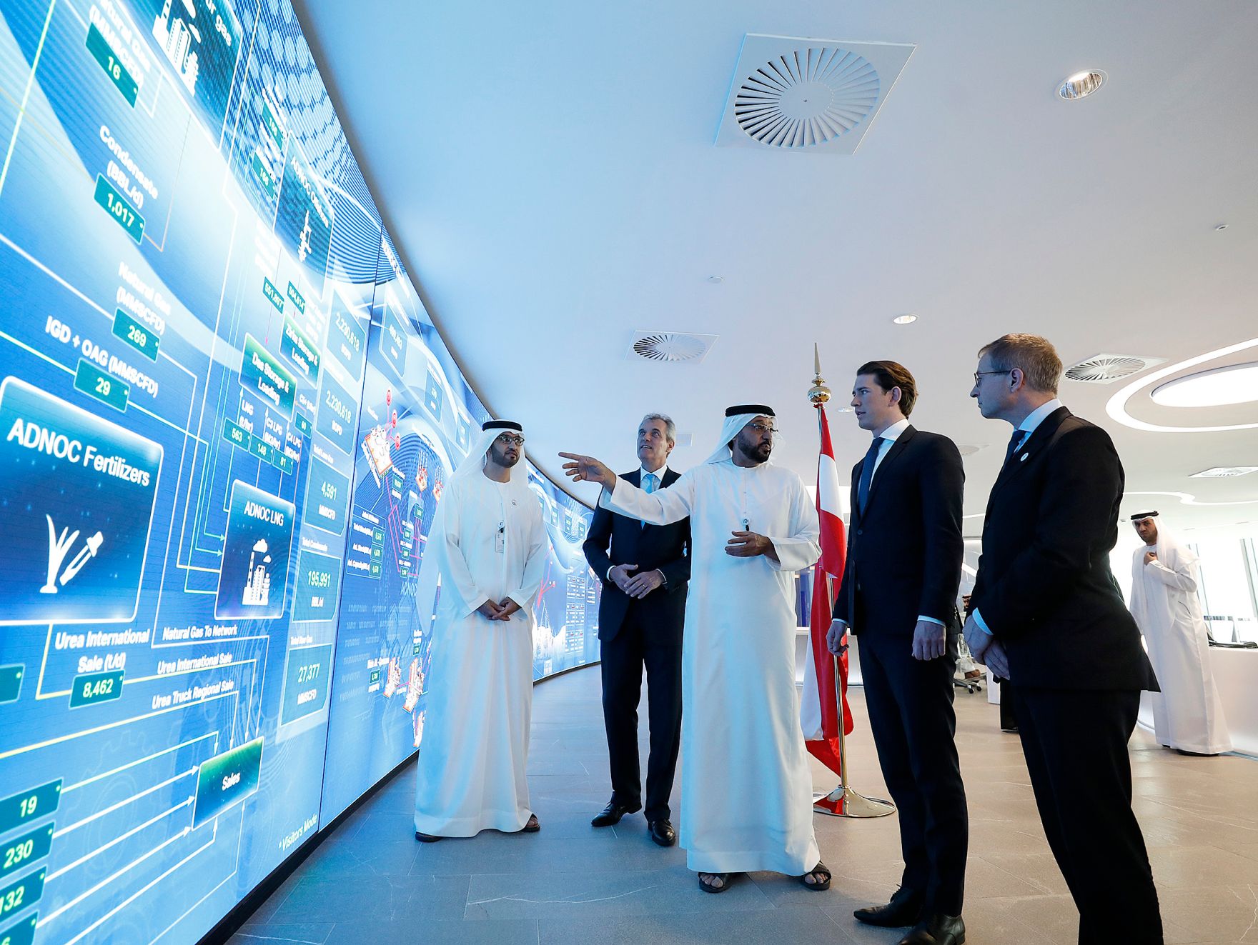 Am 23. M&auml;rz 2019 fand die Arbeitsreise von Bundeskanzler Sebastian Kurz (m.r.) in den Vereinigten Arabischen Emiraten statt. Im Bild mit Sultan al Jaber (m.), CEO ADNOC.
