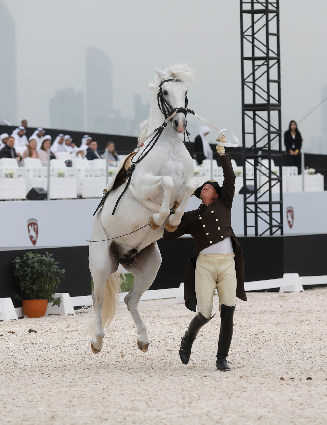 Am 23. M&auml;rz 2019 fand die Arbeitsreise von Bundeskanzler Sebastian Kurz in den Vereinigten Arabischen Emiraten statt. Im Bild bei einer &Uuml;bergabe eines Lippizzaners an Kronprinz Mohammed bin Zayed Al Nahyan.