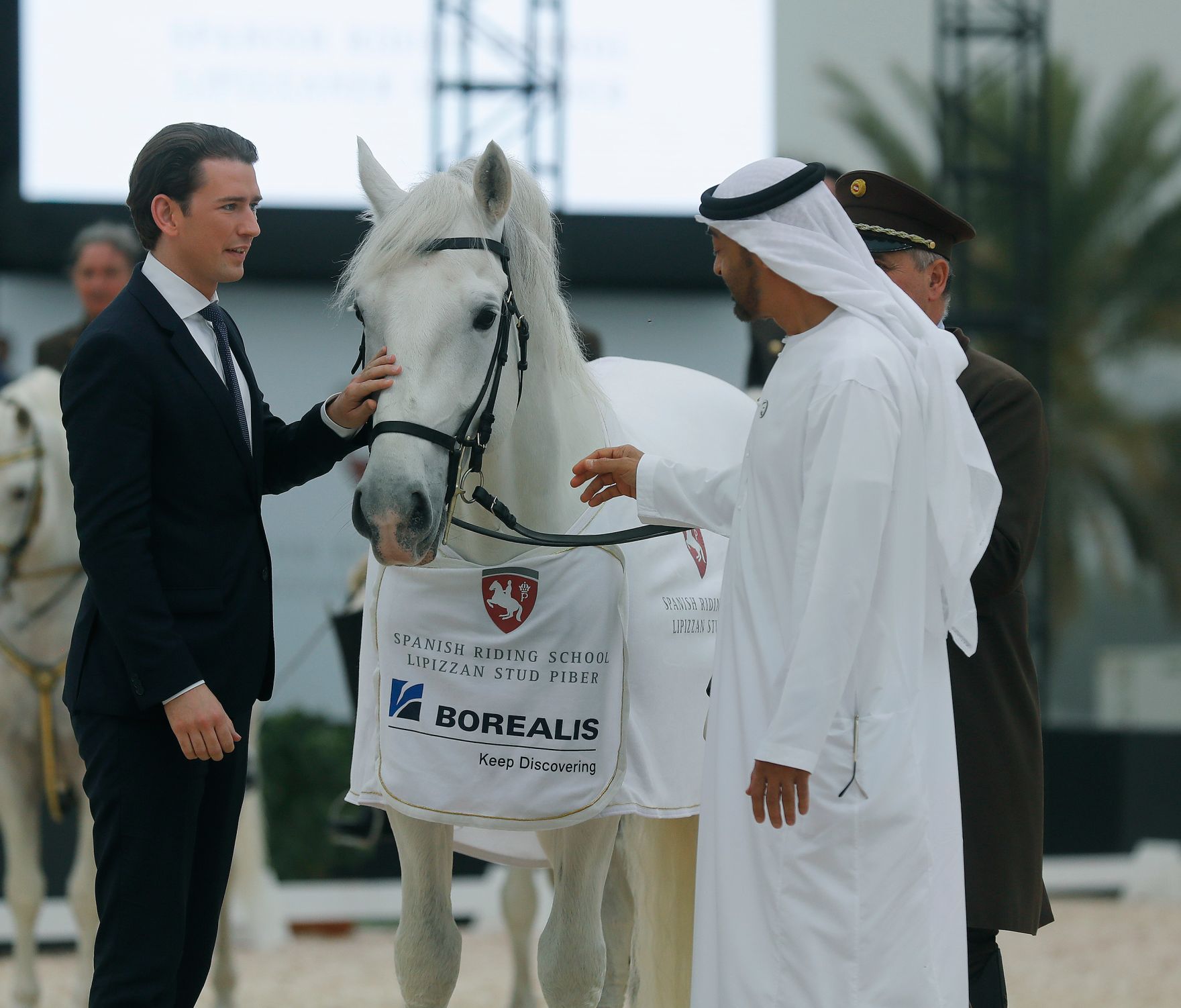 Am 23. M&auml;rz 2019 fand die Arbeitsreise von Bundeskanzler Sebastian Kurz (l.) in den Vereinigten Arabischen Emiraten statt. Im Bild bei einer &Uuml;bergabe eines Lippizzaners an Kronprinz Mohammed bin Zayed Al Nahyan (r.).