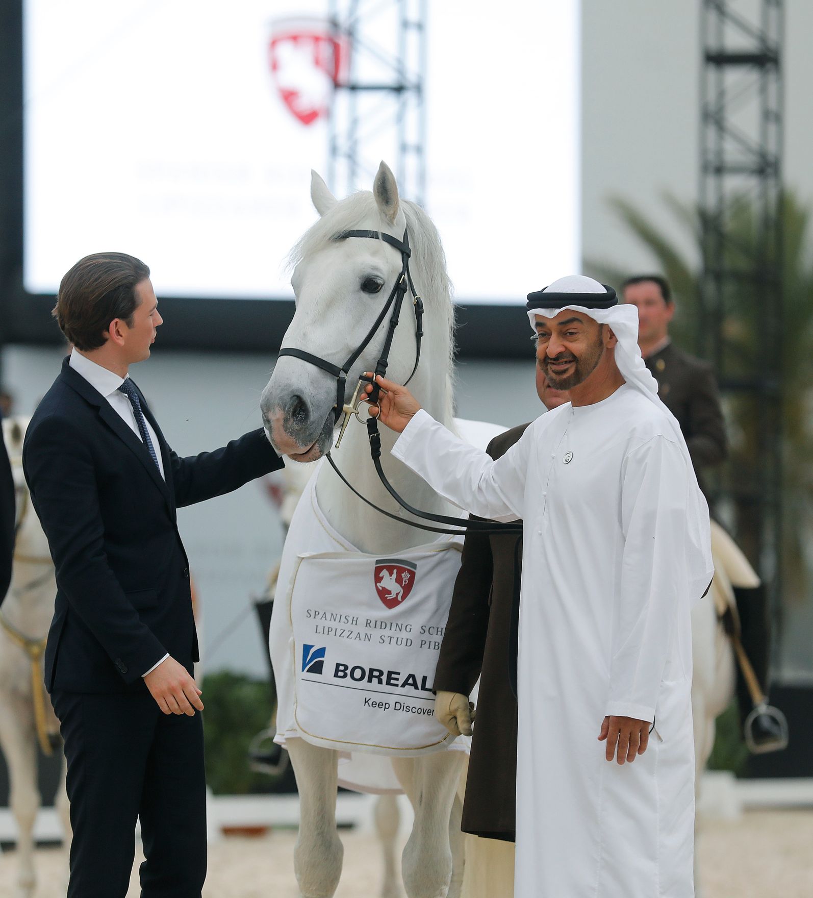 Am 23. M&auml;rz 2019 fand die Arbeitsreise von Bundeskanzler Sebastian Kurz (l.) in den Vereinigten Arabischen Emiraten statt. Im Bild bei einer &Uuml;bergabe eines Lippizzaners an Kronprinz Mohammed bin Zayed Al Nahyan (r.).