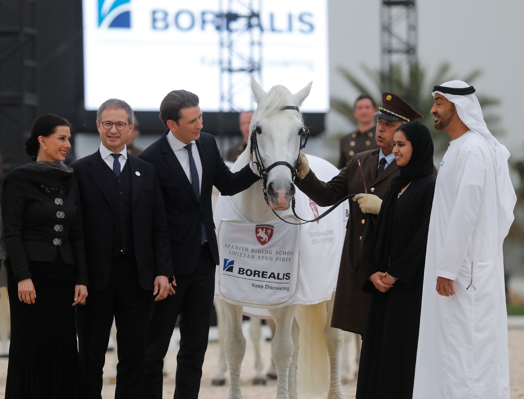 Am 23. M&auml;rz 2019 fand die Arbeitsreise von Bundeskanzler Sebastian Kurz (m.l.) in den Vereinigten Arabischen Emiraten statt. Im Bild bei einer &Uuml;bergabe eines Lippizzaners an Kronprinz Mohammed bin Zayed Al Nahyan (r.).