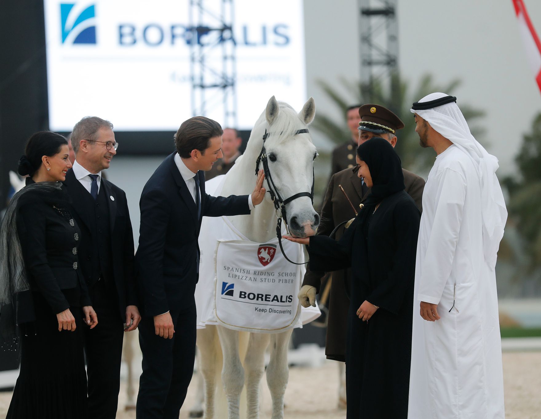 Am 23. M&auml;rz 2019 fand die Arbeitsreise von Bundeskanzler Sebastian Kurz (m.l.) in den Vereinigten Arabischen Emiraten statt. Im Bild bei einer &Uuml;bergabe eines Lippizzaners an Kronprinz Mohammed bin Zayed Al Nahyan (r.).