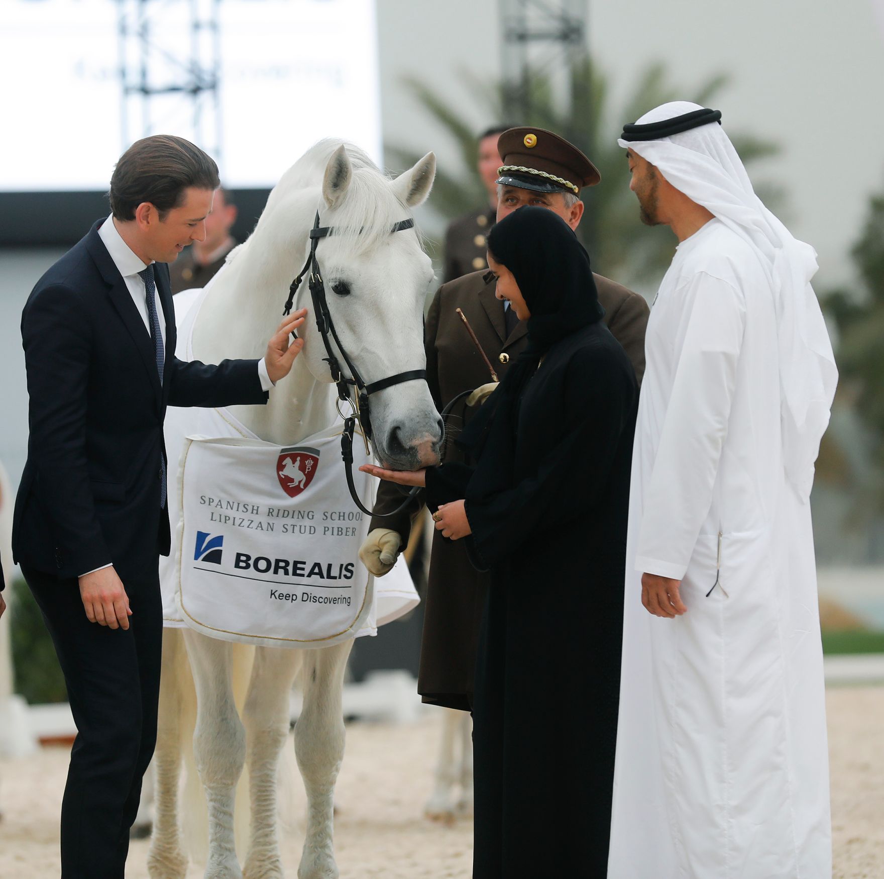 Am 23. M&auml;rz 2019 fand die Arbeitsreise von Bundeskanzler Sebastian Kurz (l.) in den Vereinigten Arabischen Emiraten statt. Im Bild bei einer &Uuml;bergabe eines Lippizzaners an Kronprinz Mohammed bin Zayed Al Nahyan (r.).