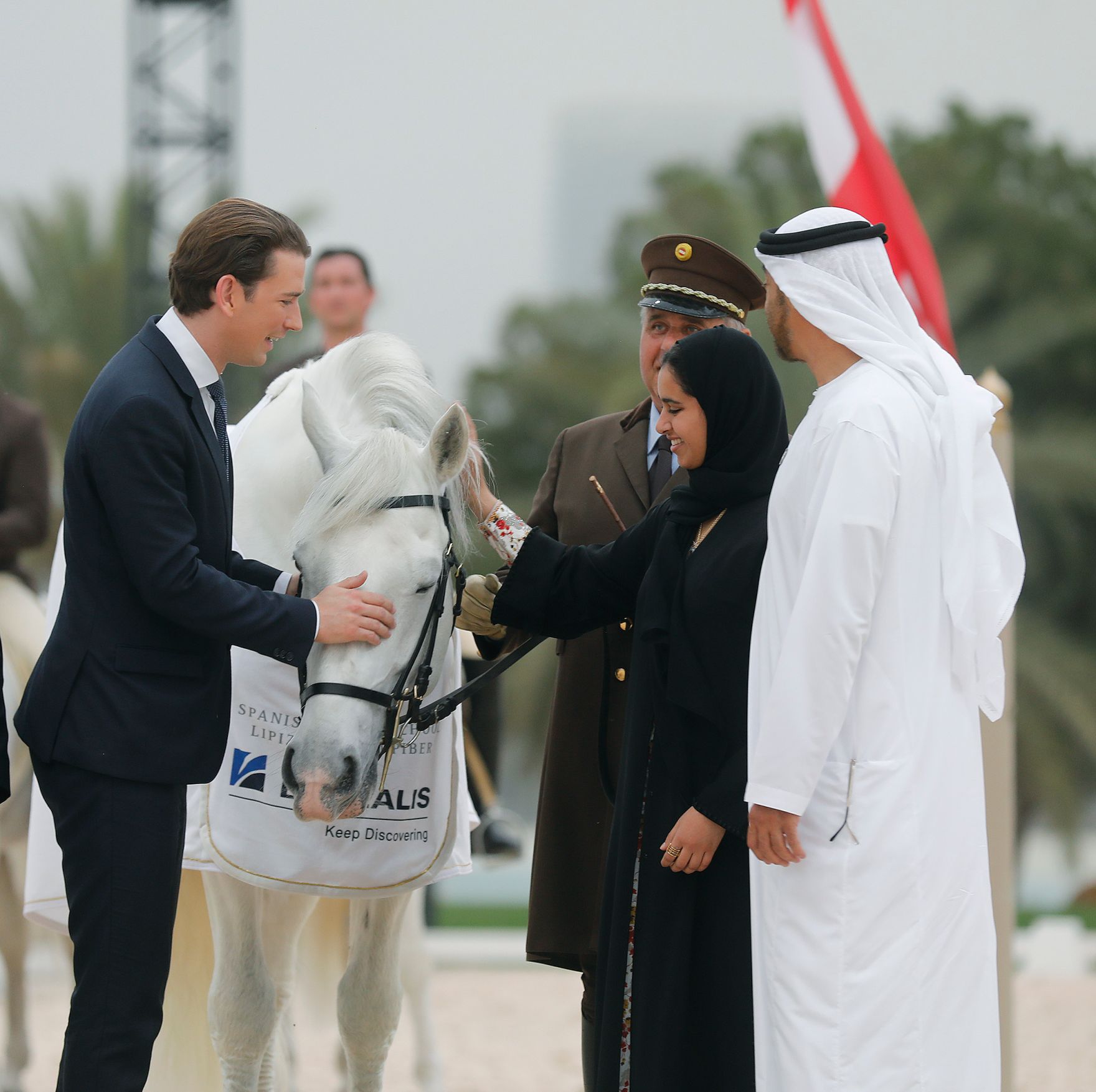 Am 23. M&auml;rz 2019 fand die Arbeitsreise von Bundeskanzler Sebastian Kurz (l.) in den Vereinigten Arabischen Emiraten statt. Im Bild bei einer &Uuml;bergabe eines Lippizzaners an Kronprinz Mohammed bin Zayed Al Nahyan (r.).