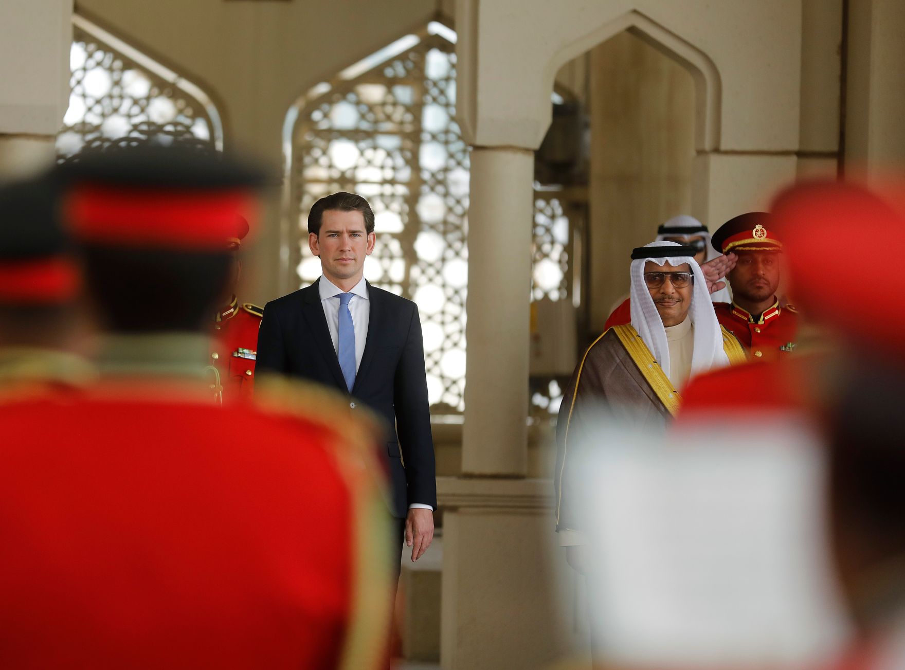 Am 24. M&auml;rz 2019 fand die Arbeitsreise von Bundeskanzler Sebastian Kurz (l.) in Kuwait statt. Im Bild beim Empfang durch Premierminister Scheich Dschabir al-Mubarak al-Hamad al-Sabah (r.).