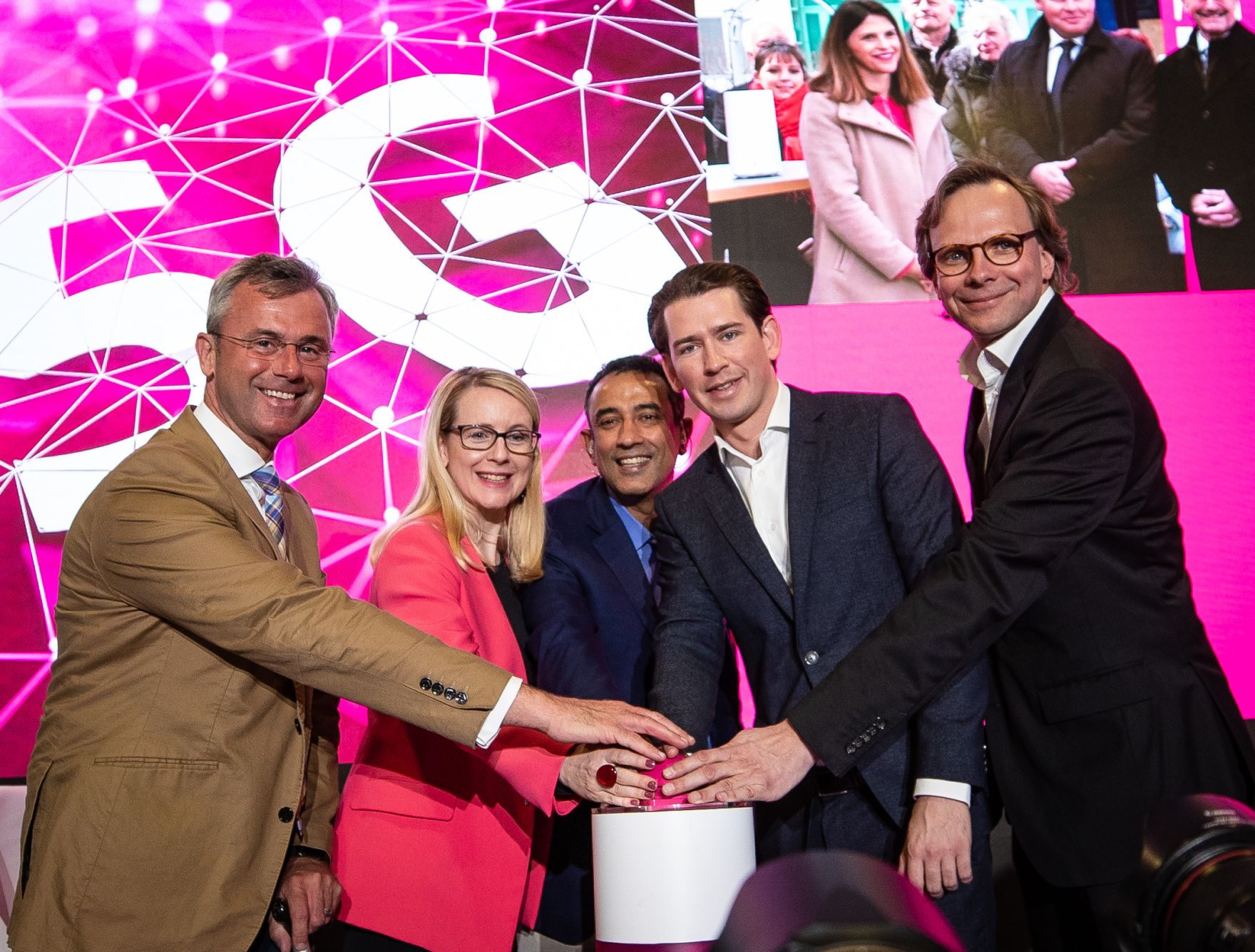 Am 26. M&auml;rz 2019 nahm Bundeskanzler Sebastian Kurz (m.r.) bei der Pressekonferenz zum Thema "5G-Pionier &Ouml;sterreich: T-Mobile startet 5G-Netz" im T-Center teil. Im Bild mit Bundesminister Norbert Hofer (l.), Bundesministerin Margarete Schramb&ouml;ck (m.l.) und T-Mobile CEO Andreas Bierwirth (r.).