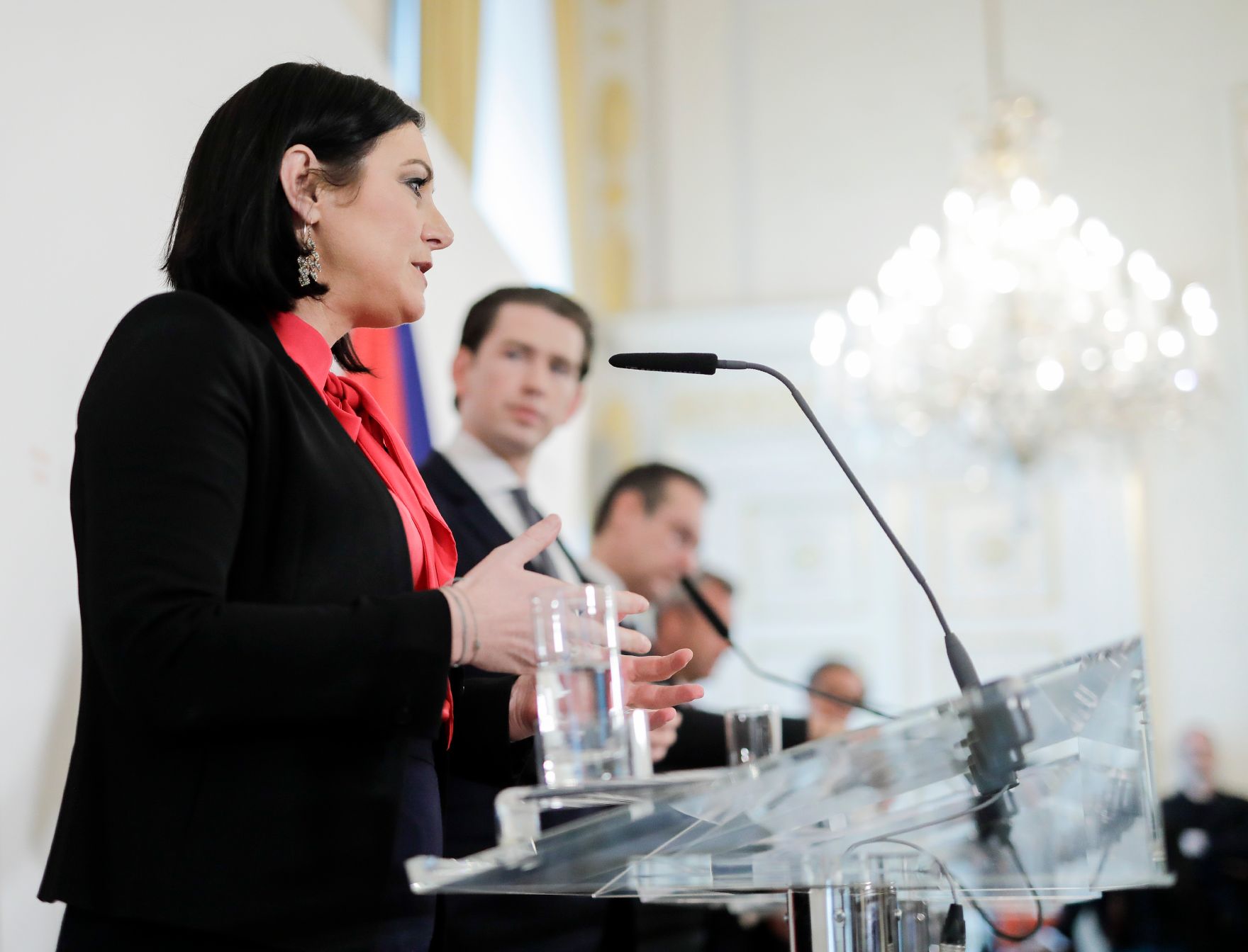 Bundeskanzler Sebastian Kurz (m.l.), Vizekanzler Heinz-Christian Strache (m.r.), Bundesministerin Elisabeth K&ouml;stinger (l.) und Bundesminister Norbert Hofer (r.) beim Pressefoyer nach dem Ministerrat am 27. M&auml;rz 2019.
