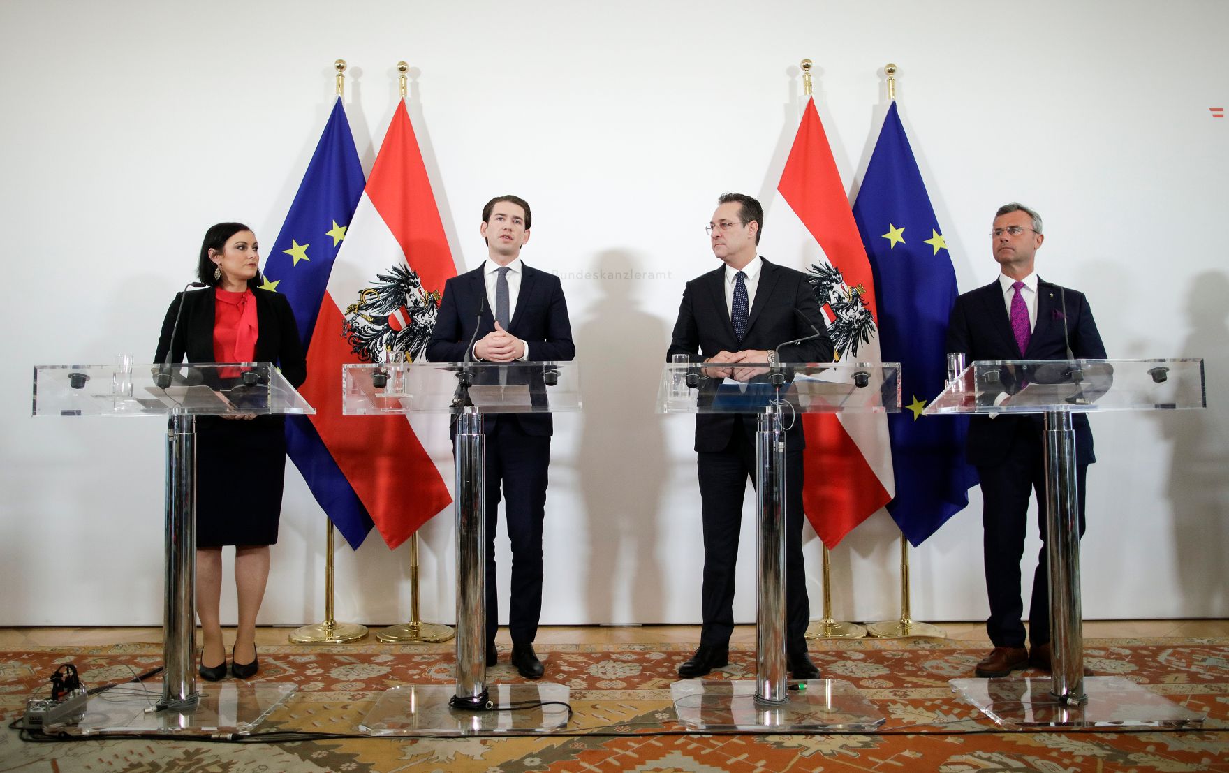 Bundeskanzler Sebastian Kurz (m.l.), Vizekanzler Heinz-Christian Strache (m.r.), Bundesministerin Elisabeth K&ouml;stinger (l.) und Bundesminister Norbert Hofer (r.) beim Pressefoyer nach dem Ministerrat am 27. M&auml;rz 2019.