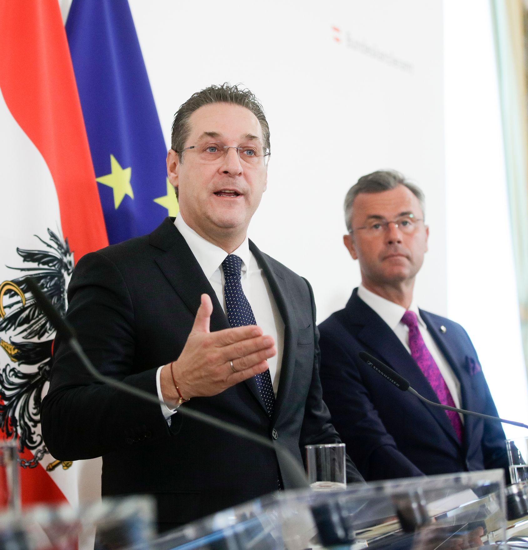 Vizekanzler Heinz-Christian Strache (l.) und Bundesminister Norbert Hofer (r.) beim Pressefoyer nach dem Ministerrat am 27. M&auml;rz 2019.
