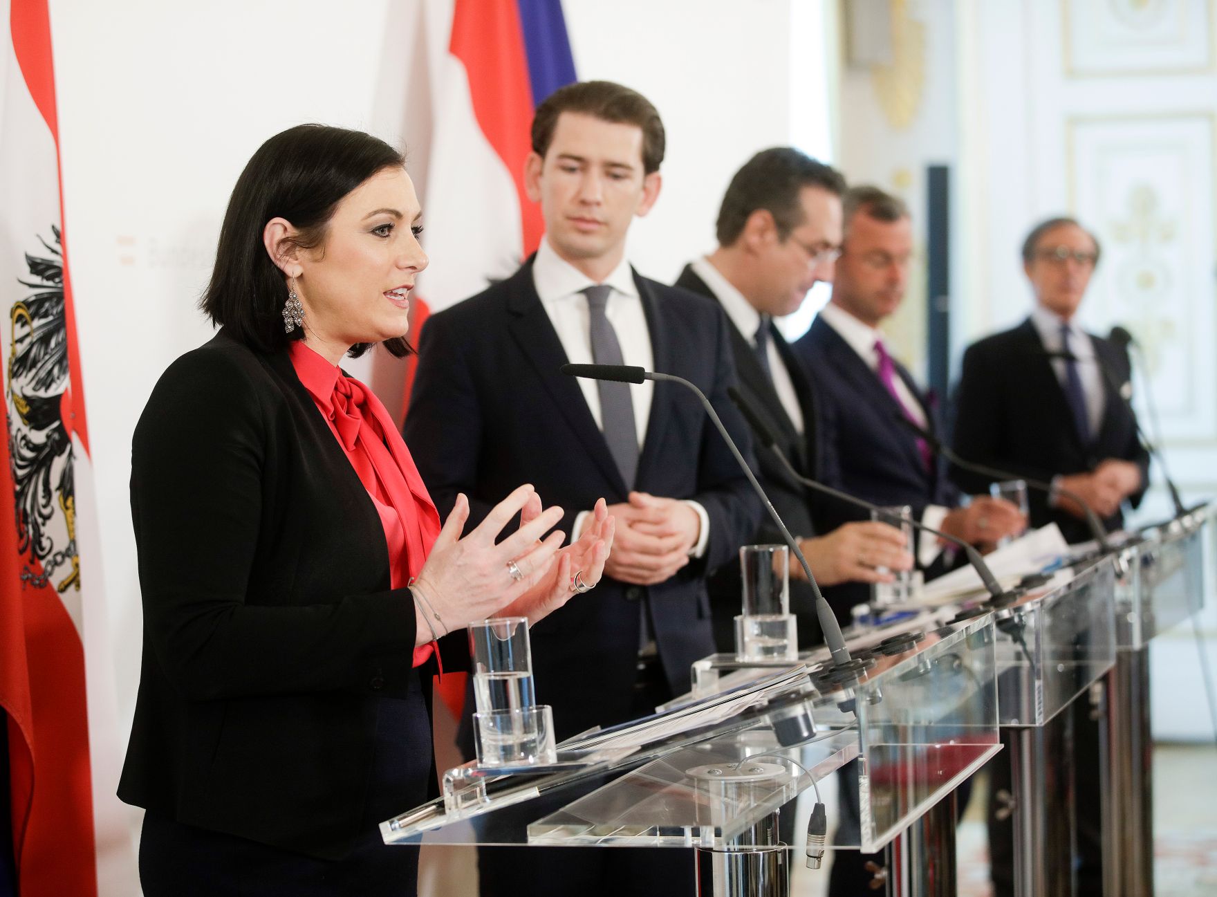 Bundeskanzler Sebastian Kurz (m.l.), Vizekanzler Heinz-Christian Strache (m.r.), Bundesministerin Elisabeth K&ouml;stinger (l.) und Bundesminister Norbert Hofer (r.) beim Pressefoyer nach dem Ministerrat am 27. M&auml;rz 2019.
