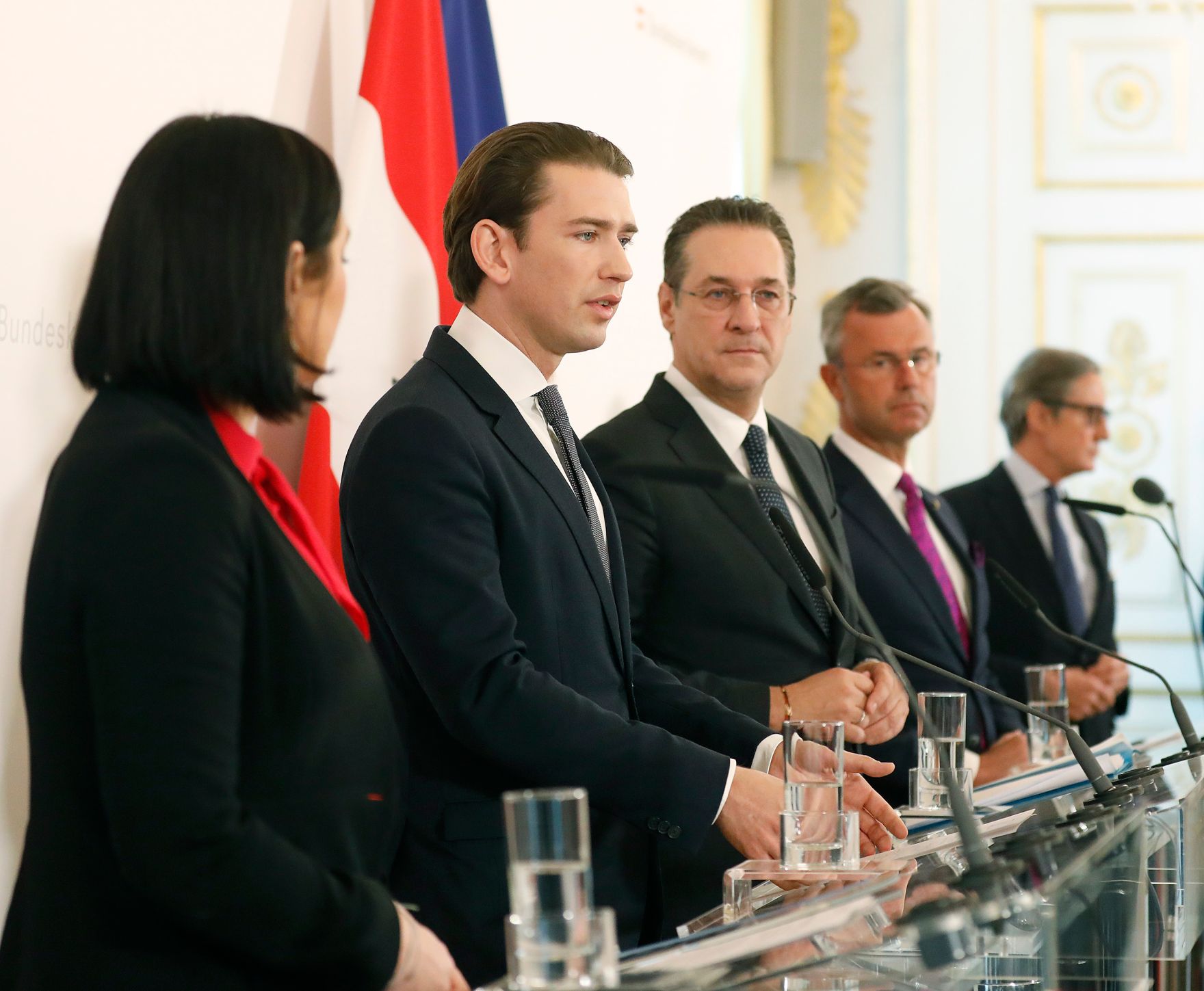 Bundeskanzler Sebastian Kurz (m.l.), Vizekanzler Heinz-Christian Strache (m.r.), Bundesministerin Elisabeth K&ouml;stinger (l.) und Bundesminister Norbert Hofer (r.) beim Pressefoyer nach dem Ministerrat am 27. M&auml;rz 2019.