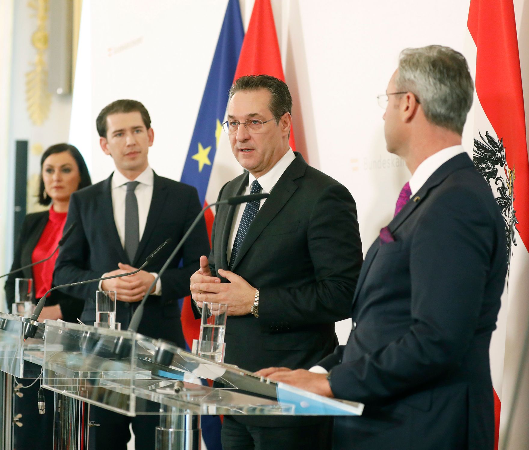 Bundeskanzler Sebastian Kurz (m.l.), Vizekanzler Heinz-Christian Strache (m.r.), Bundesministerin Elisabeth K&ouml;stinger (l.) und Bundesminister Norbert Hofer (r.) beim Pressefoyer nach dem Ministerrat am 27. M&auml;rz 2019.