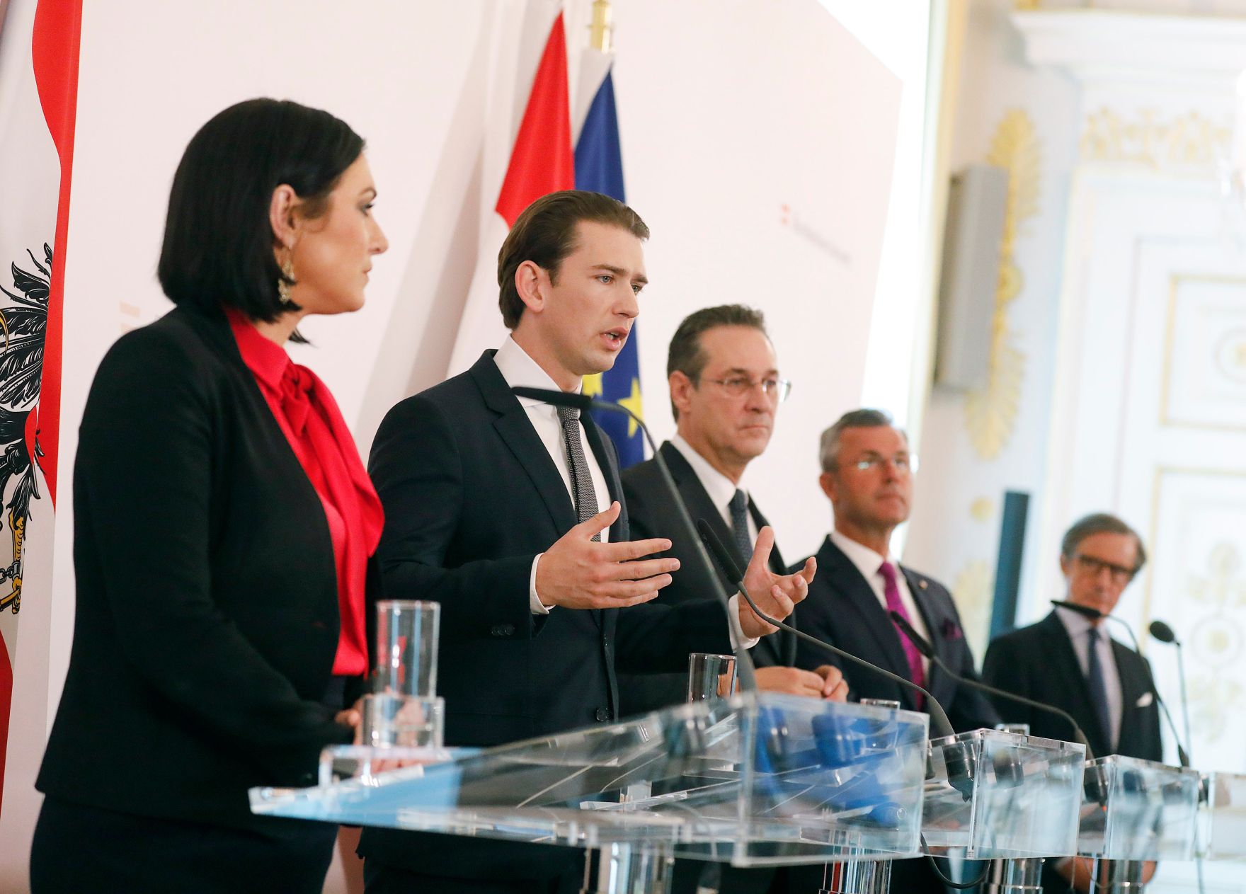 Bundeskanzler Sebastian Kurz (m.l.), Vizekanzler Heinz-Christian Strache (m.r.), Bundesministerin Elisabeth K&ouml;stinger (l.) und Bundesminister Norbert Hofer (r.) beim Pressefoyer nach dem Ministerrat am 27. M&auml;rz 2019.