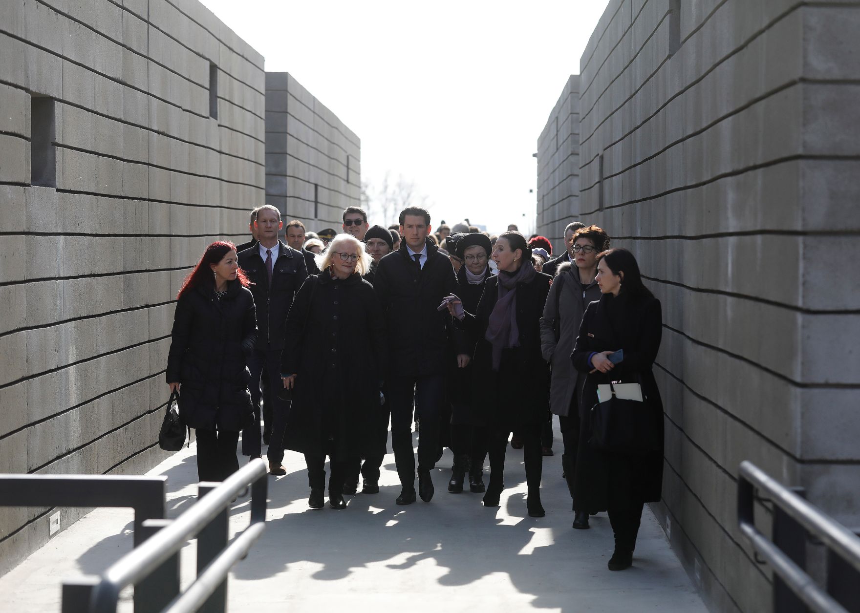 Am 28. M&auml;rz 2019 fand die Arbeitsreise von Bundeskanzler Sebastian Kurz (m.) in Minsk statt. Im Bild im Wald mit Namen der Ermordeten &Ouml;sterreicher.