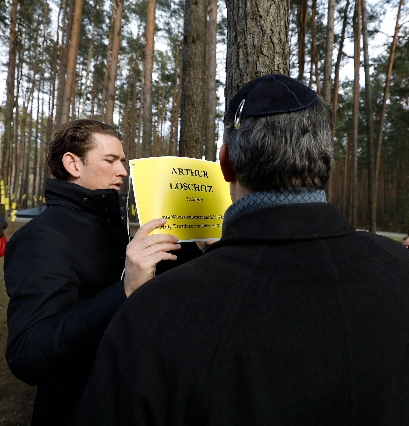 Am 28. M&auml;rz 2019 fand die Arbeitsreise von Bundeskanzler Sebastian Kurz (l.) in Minsk statt. Im Bild im Wald mit Namen der Ermordeten &Ouml;sterreicher.
