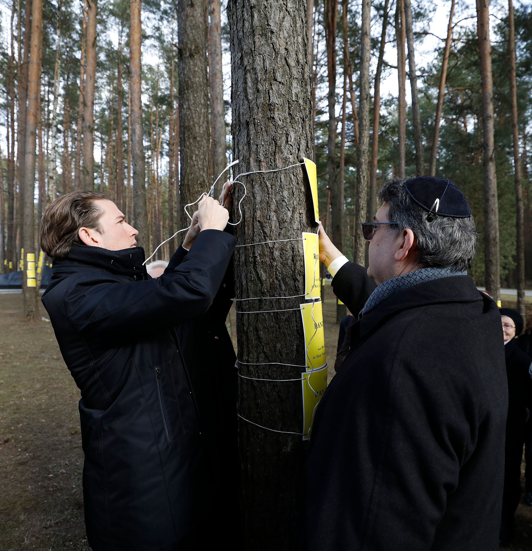 Am 28. M&auml;rz 2019 fand die Arbeitsreise von Bundeskanzler Sebastian Kurz (l.) in Minsk statt. Im Bild im Wald mit Namen der Ermordeten &Ouml;sterreicher.