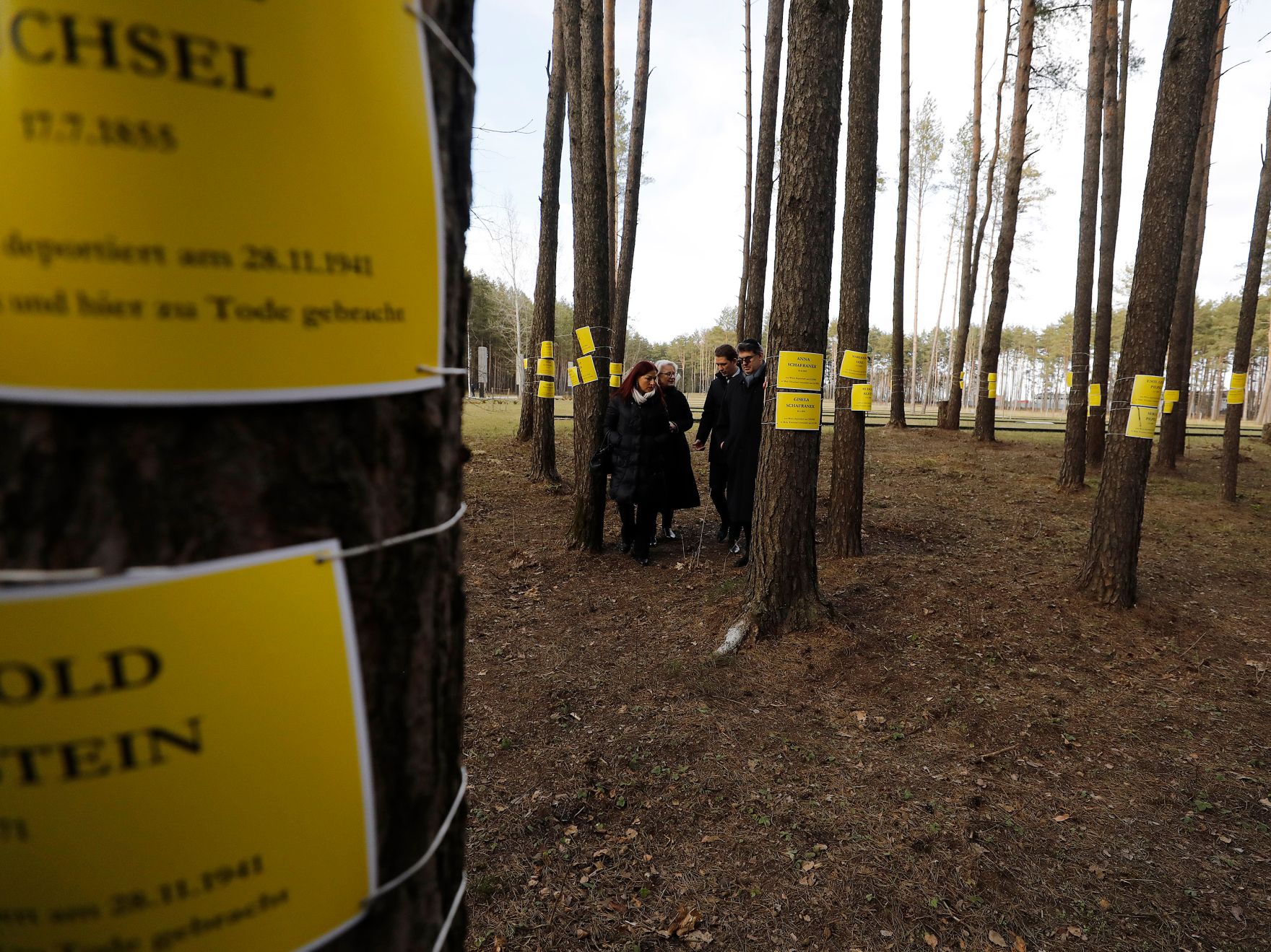Am 28. M&auml;rz 2019 fand die Arbeitsreise von Bundeskanzler Sebastian Kurz in Minsk statt. Im Bild im Wald mit Namen der Ermordeten &Ouml;sterreicher.