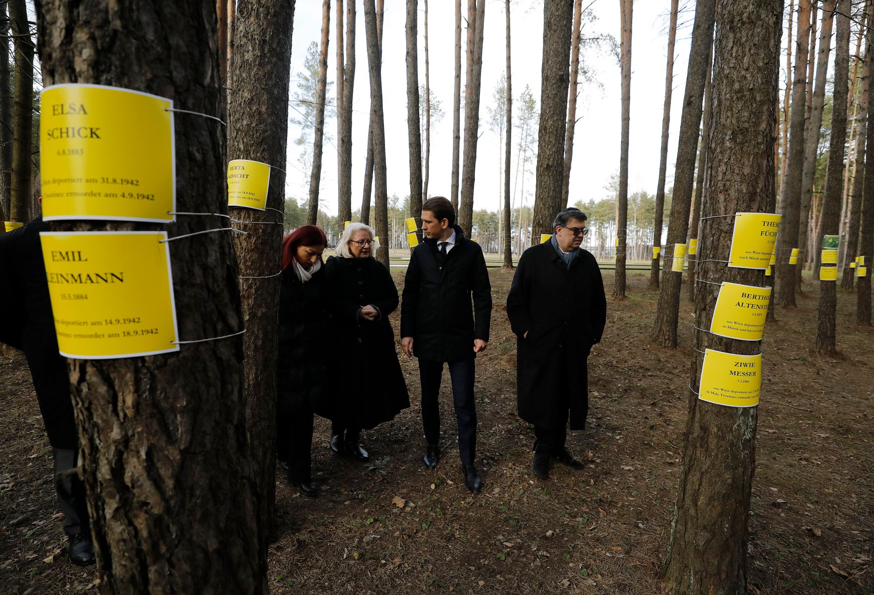 Am 28. M&auml;rz 2019 fand die Arbeitsreise von Bundeskanzler Sebastian Kurz (2.v.r.) in Minsk statt. Im Bild im Wald mit Namen der Ermordeten &Ouml;sterreicher.