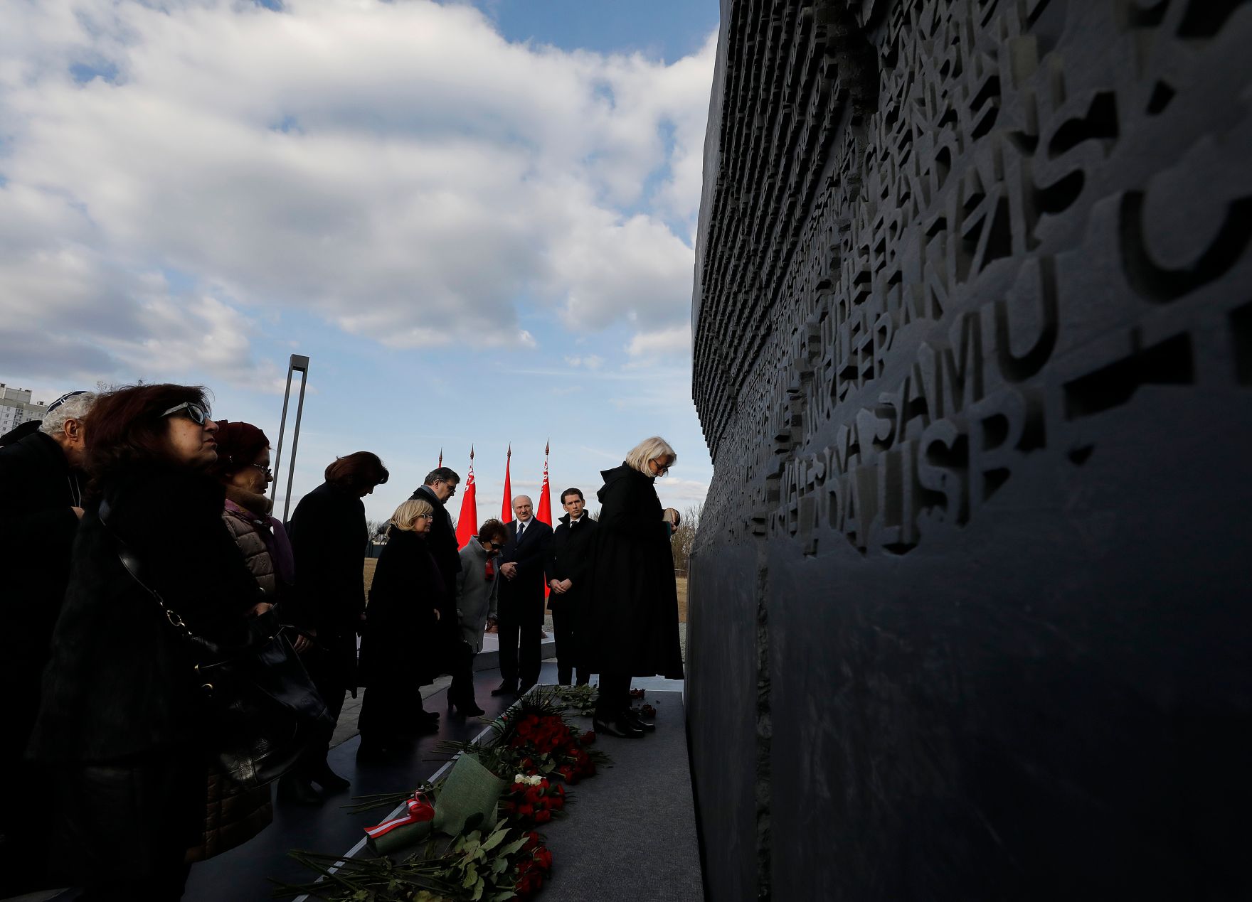 Am 28. M&auml;rz 2019 fand die Arbeitsreise von Bundeskanzler Sebastian Kurz (2.v.r.) in Minsk statt. Im Bild im Wald mit Namen der Ermordeten &Ouml;sterreicher.