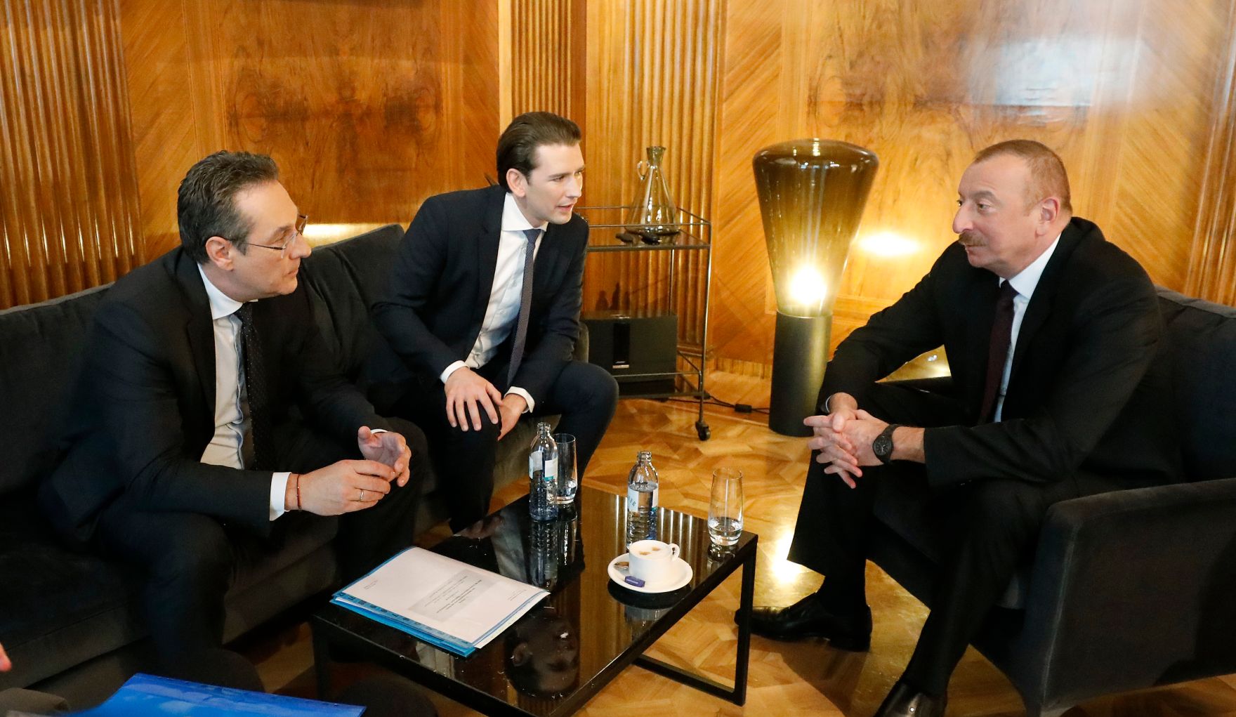 Am 29. M&auml;rz 2019 empfing Bundeskanzler Sebastian Kurz (m.) den Pr&auml;sidenten von Aserbaidschan Ilham Aliyev (r.) zu einem Gespr&auml;ch. Im Bild Vizekanzler Heinz-Christian Strache (l.).