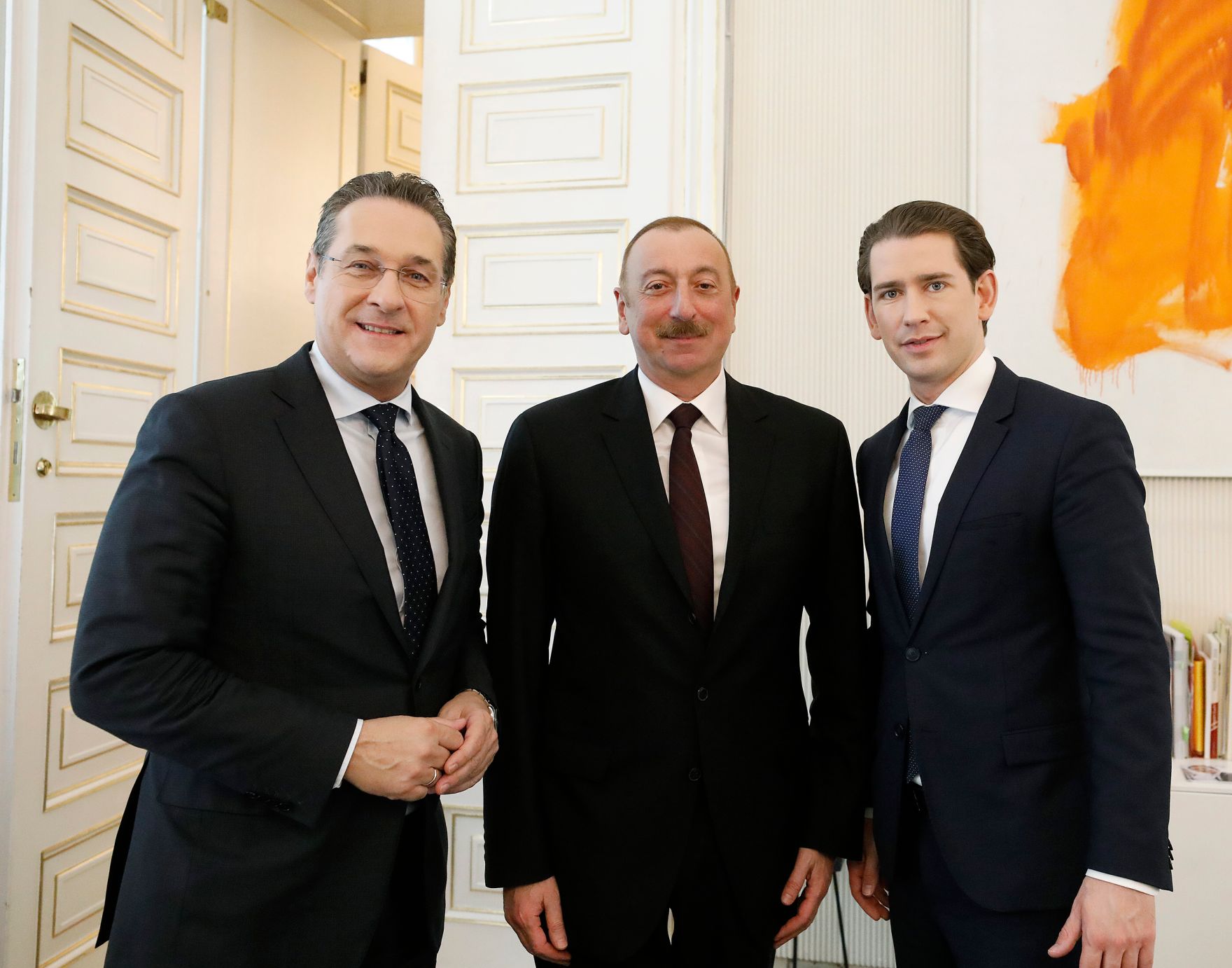 Am 29. M&auml;rz 2019 empfing Bundeskanzler Sebastian Kurz (r.) den Pr&auml;sidenten von Aserbaidschan Ilham Aliyev (m.) zu einem Gespr&auml;ch. Im Bild Vizekanzler Heinz-Christian Strache (l.).