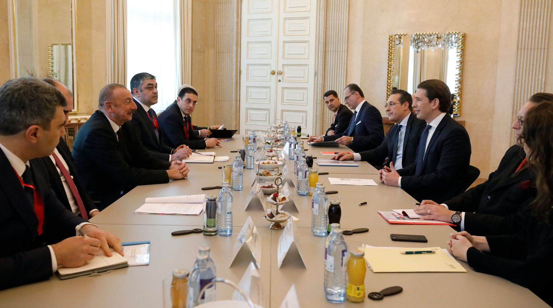 Am 29. M&auml;rz 2019 empfing Bundeskanzler Sebastian Kurz (3.v.r.) den Pr&auml;sidenten von Aserbaidschan Ilham Aliyev (3.v.l.) zu einem Gespr&auml;ch. Im Bild Vizekanzler Heinz-Christian Strache (4.v.r.).