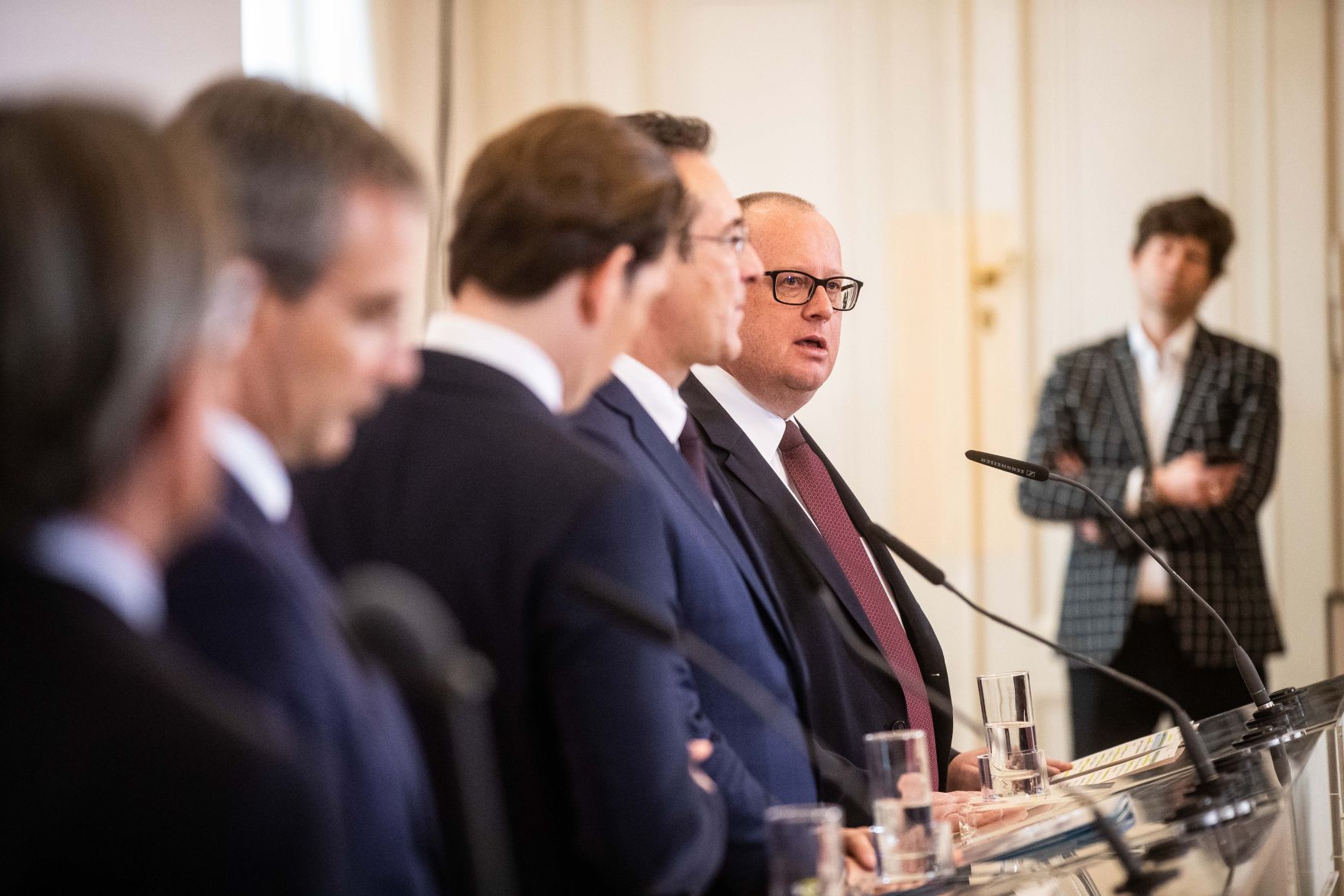 Bundeskanzler Sebastian Kurz (m.l.), Vizekanzler Heinz-Christian Strache (m.r.), Bundesminister Hartwig L&ouml;ger (l.) und Staatssekret&auml;r Hubert Fuchs (r.) beim Pressefoyer nach dem Ministerrat am 03. April 2019.