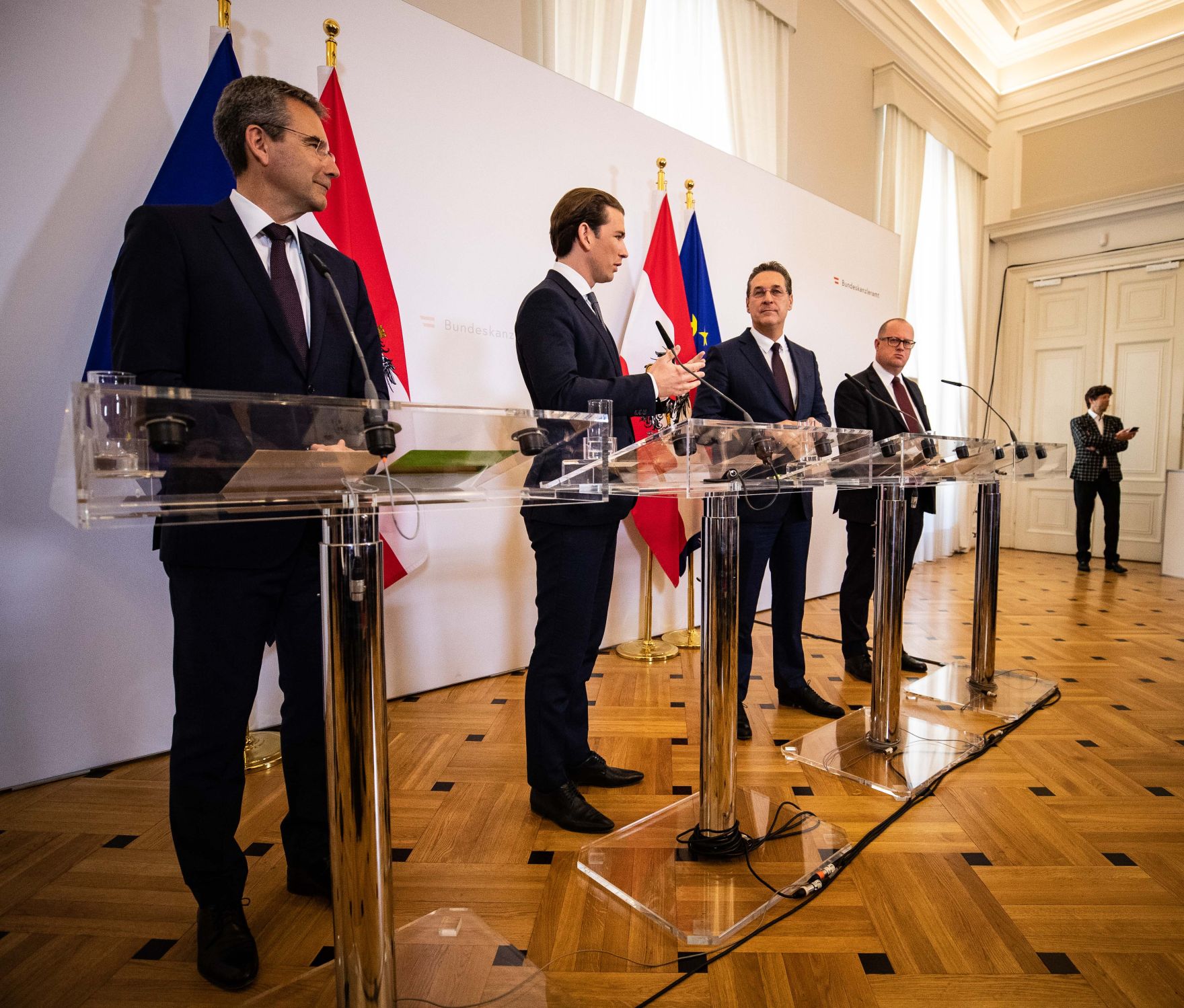 Bundeskanzler Sebastian Kurz (m.l.), Vizekanzler Heinz-Christian Strache (m.r.), Bundesminister Hartwig L&ouml;ger (l.) und Staatssekret&auml;r Hubert Fuchs (r.) beim Pressefoyer nach dem Ministerrat am 03. April 2019.