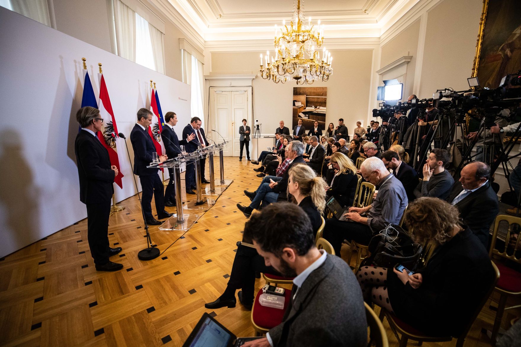 Bundeskanzler Sebastian Kurz (m.l.), Vizekanzler Heinz-Christian Strache (m.r.), Bundesminister Hartwig L&ouml;ger (l.) und Staatssekret&auml;r Hubert Fuchs (r.) beim Pressefoyer nach dem Ministerrat am 03. April 2019.