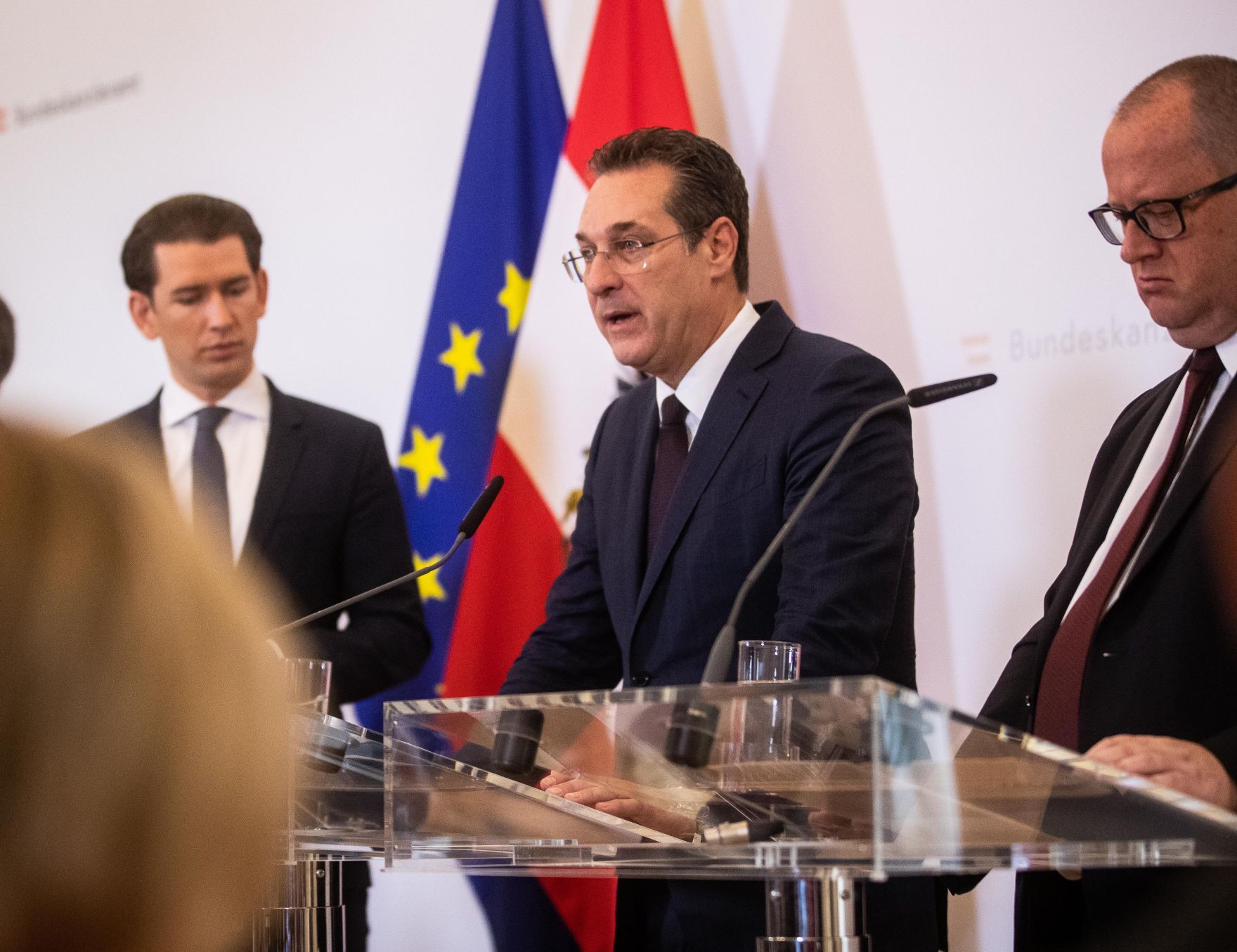 Bundeskanzler Sebastian Kurz (l.), Vizekanzler Heinz-Christian Strache (m.) und Staatssekret&auml;r Hubert Fuchs (r.) beim Pressefoyer nach dem Ministerrat am 03. April 2019.