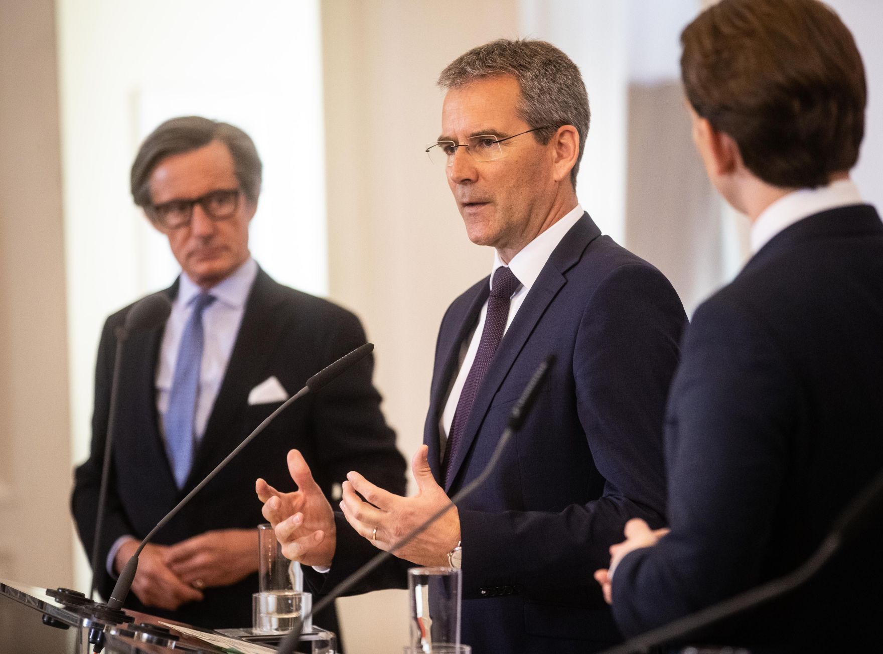 Bundeskanzler Sebastian Kurz (r.) mit Bundesminister Hartwig L&ouml;ger (l.)beim Pressefoyer nach dem Ministerrat am 03. April 2019.