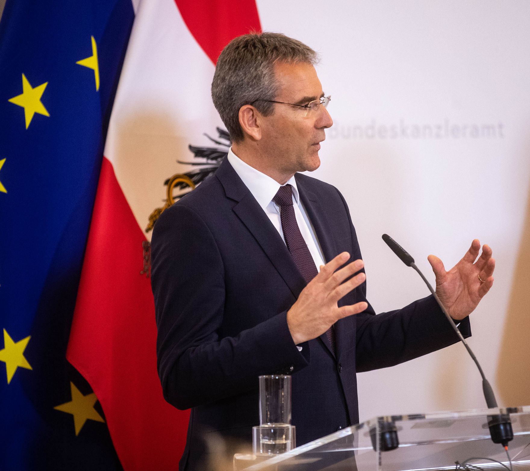 Bundesminister Hartwig L&ouml;ger beim Pressefoyer nach dem Ministerrat am 03. April 2019.