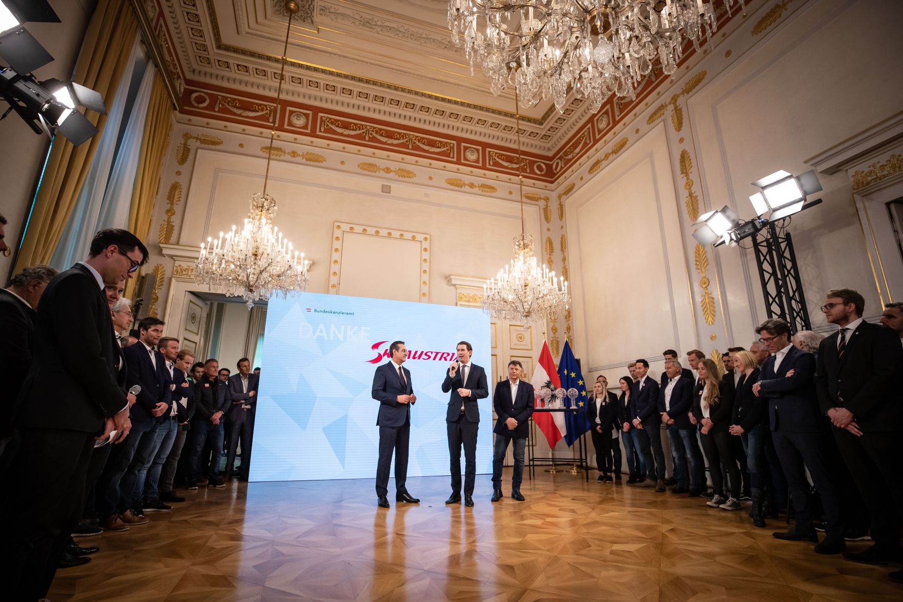 Am 3. April 2019 empfing Bundeskanzler Sebastian Kurz (m.) gemeinsam mit Vizekanzler Heinz-Christian Strache (l.) die &Ouml;SV-Athletinnen und Athleten im Bundeskanzleramt.