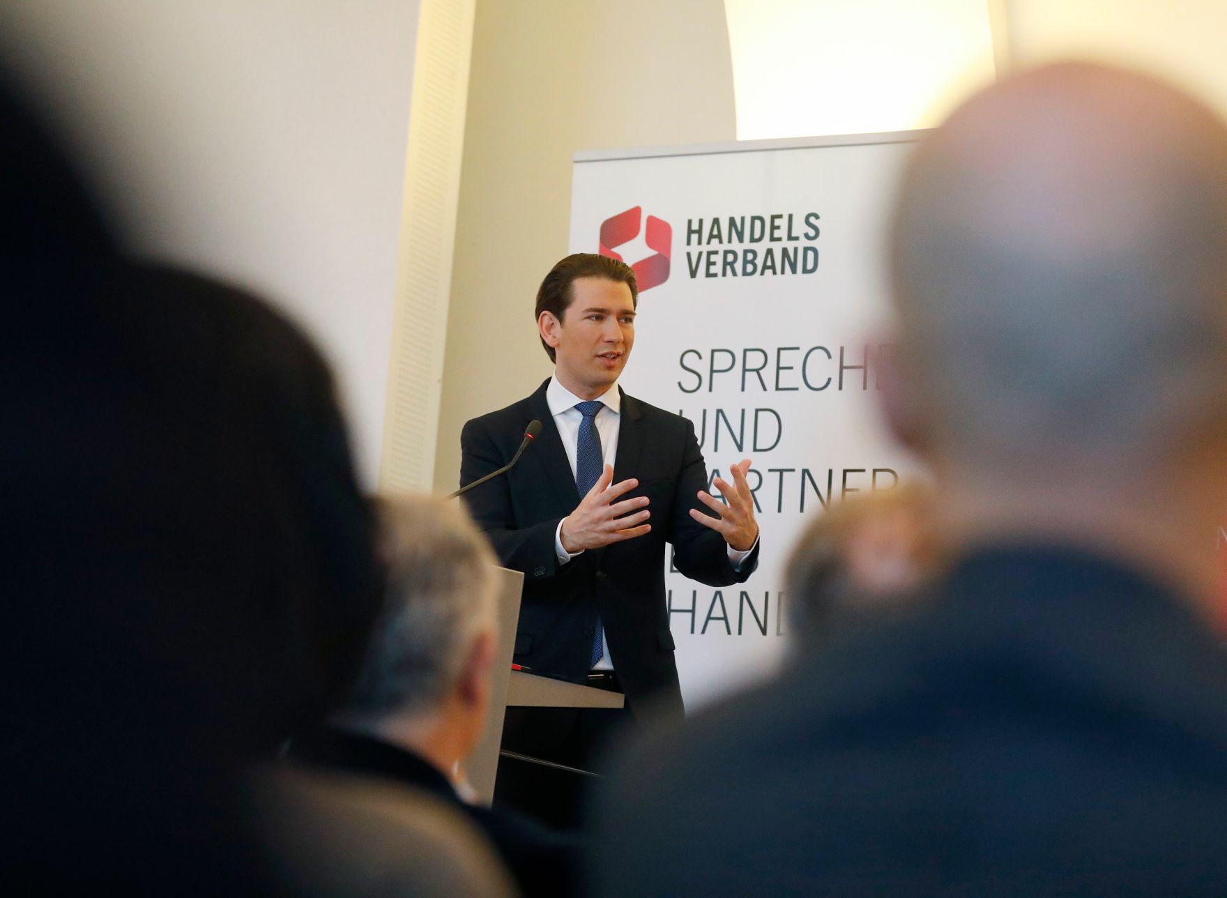Am 09. April 2019 nahm Bundeskanzler Sebastian Kurz (m.) am Jahrestreffen des Handelsverbandes teil.