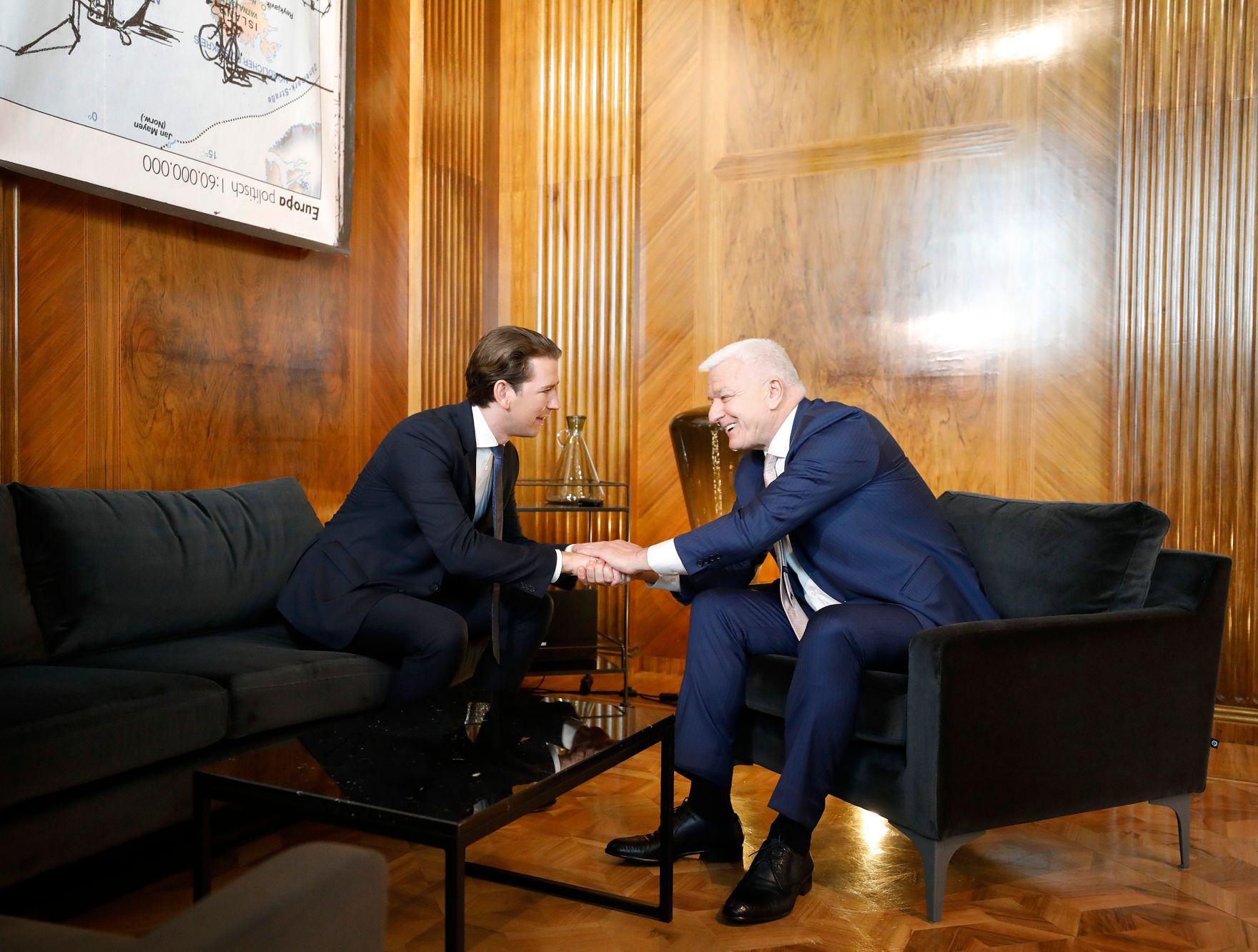 Am 09. April 2019 empfing Bundeskanzler Sebastian Kurz (l.) den Premierminister von Montenegro Du&scaron;ko Marković (r.) mit milit&auml;rischen Ehren.
