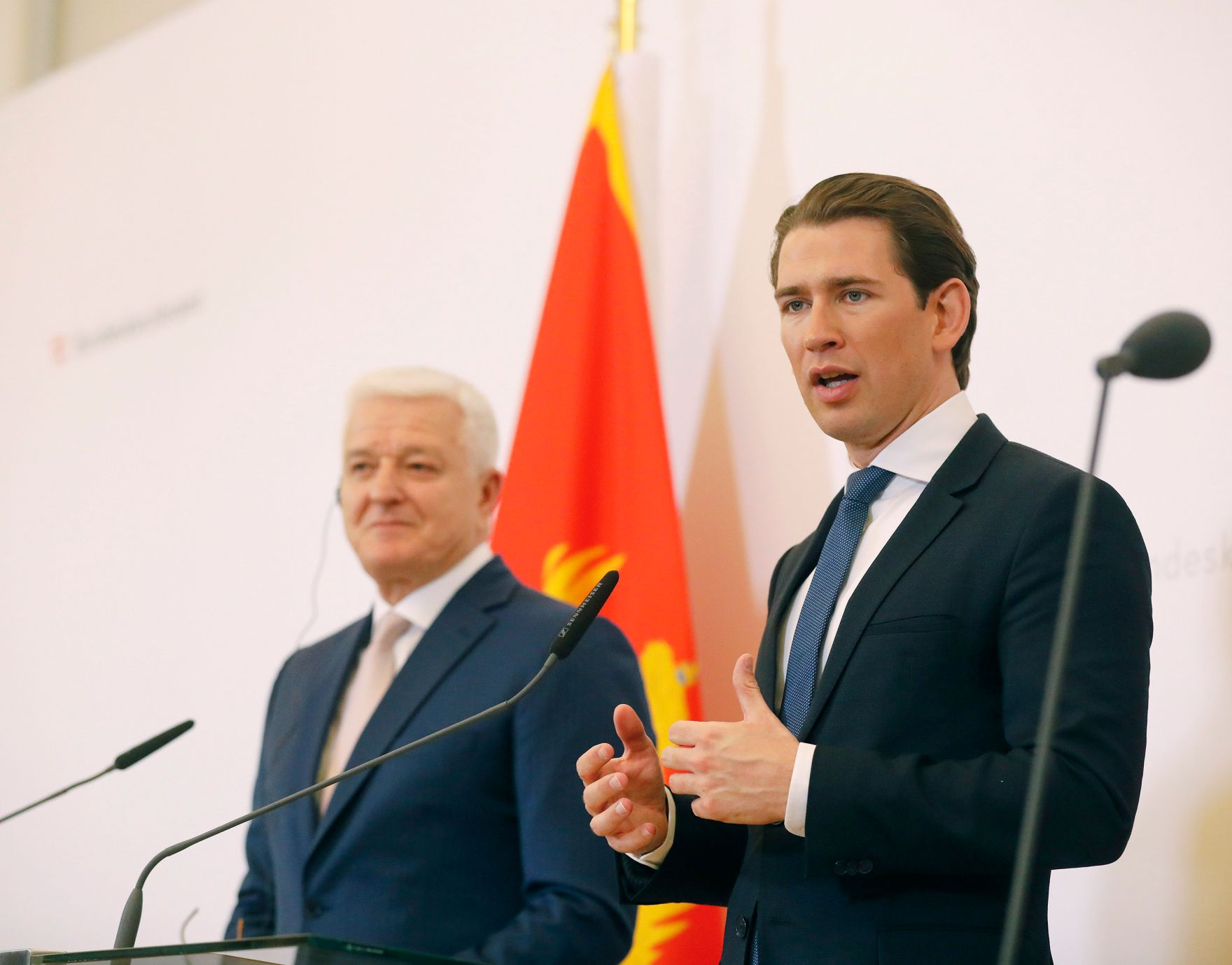 Am 09. April 2019 empfing Bundeskanzler Sebastian Kurz (r.) den Premierminister von Montenegro Du&scaron;ko Marković (l.) mit milit&auml;rischen Ehren. Im Bild bei der Pressekonferenz.