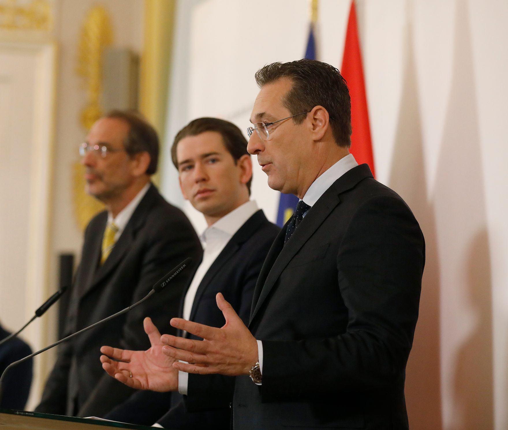 Am 11. April 2019 fand eine Pressekonferenz zum Thema "Bildungsinvestitionsgesetz" statt. Im Bild Bundeskanzler Sebastian Kurz (m.), Vizekanzler Heinz-Christian Strache (r.) und Bundesminister Heinz Fa&szlig;mann (l.).
