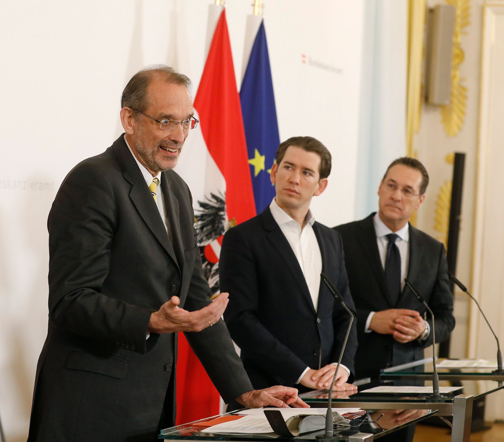 Am 11. April 2019 fand eine Pressekonferenz zum Thema "Bildungsinvestitionsgesetz" statt. Im Bild Bundeskanzler Sebastian Kurz (m.), Vizekanzler Heinz-Christian Strache (r.) und Bundesminister Heinz Fa&szlig;mann (l.).