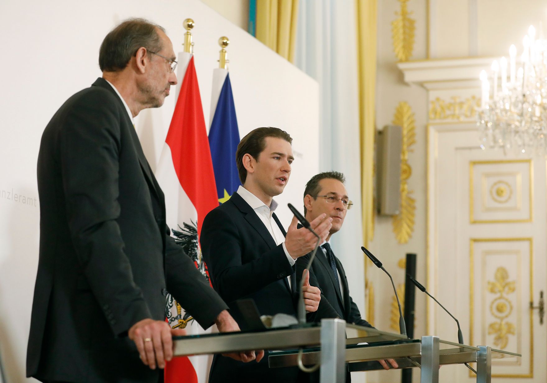 Am 11. April 2019 fand eine Pressekonferenz zum Thema "Bildungsinvestitionsgesetz" statt. Im Bild Bundeskanzler Sebastian Kurz (m.), Vizekanzler Heinz-Christian Strache (r.) und Bundesminister Heinz Fa&szlig;mann (l.).